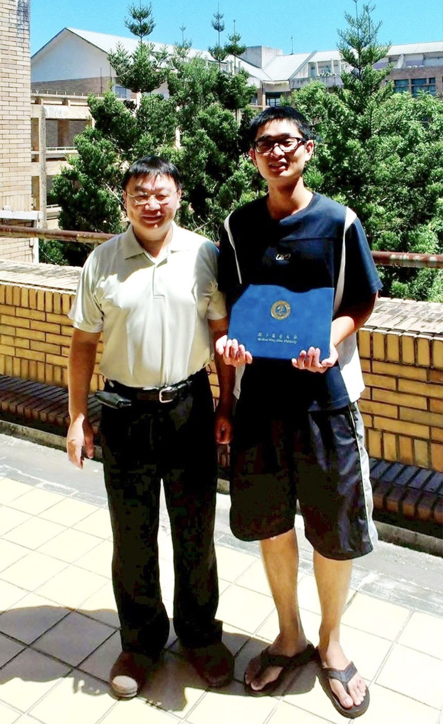 物理學系張敬謙校友(圖右)與紀信昌教授於校園合影