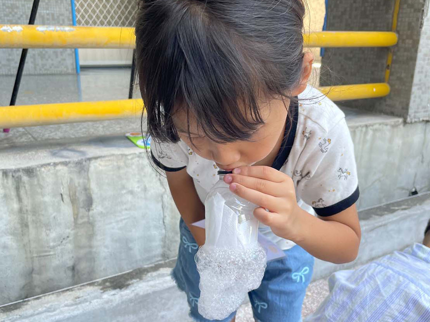 泡泡魔法:使用特殊工具吹出超長泡泡