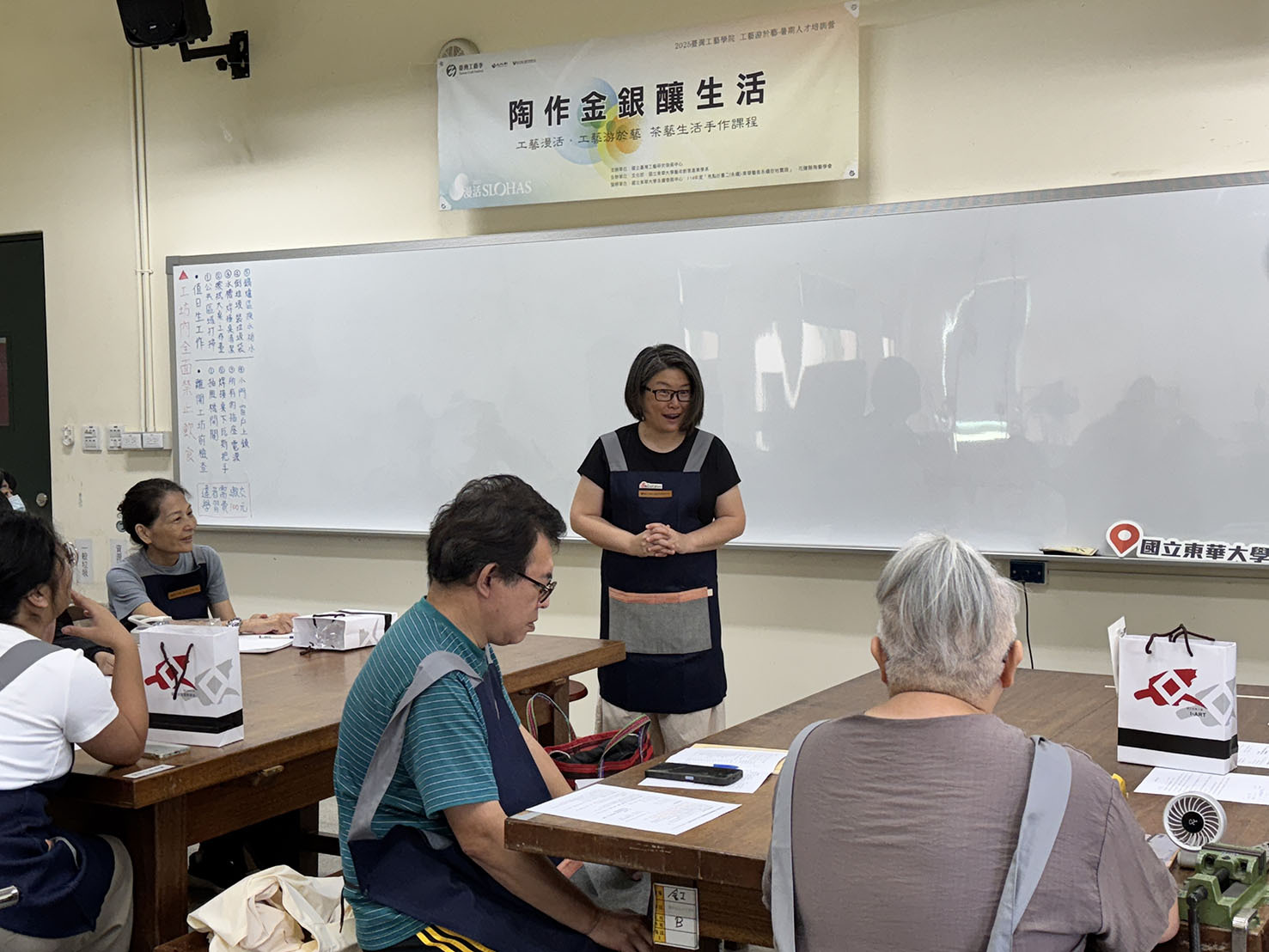 藝創系陳怡方主任歡迎學員們參加東華培訓營