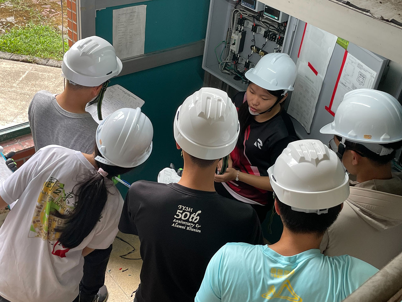 參與學員針對配電盤實地進行接線演練