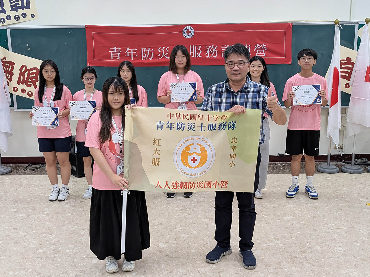 林俊瑩學務長代表營隊授旗