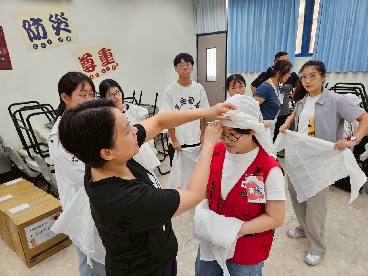 東華大學王惠貞護理師支援第二梯次包紮分組練習的教練