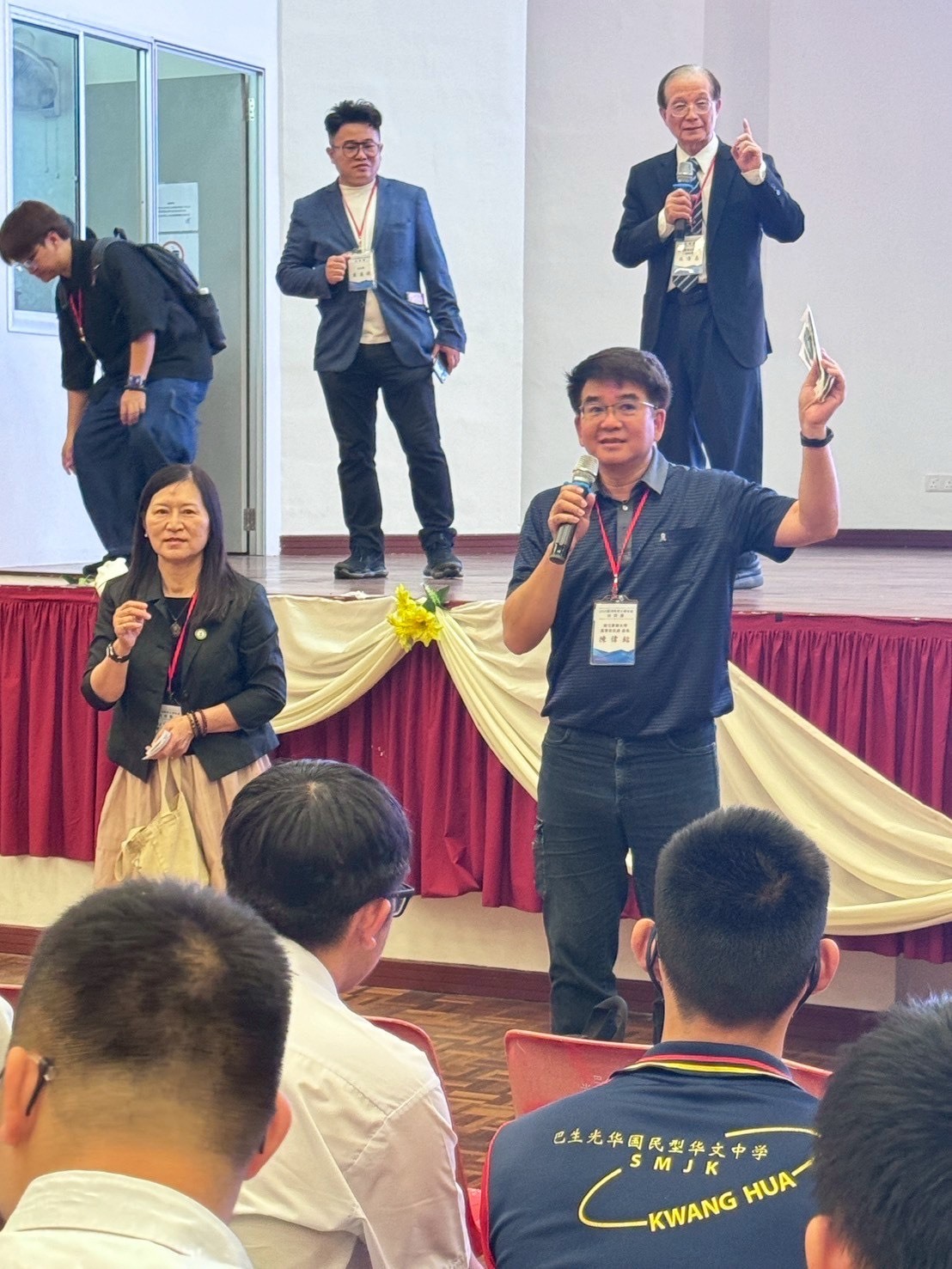 東華大學積極宣傳特色優勢,透過與學生面對面互動,簡報與現場問答