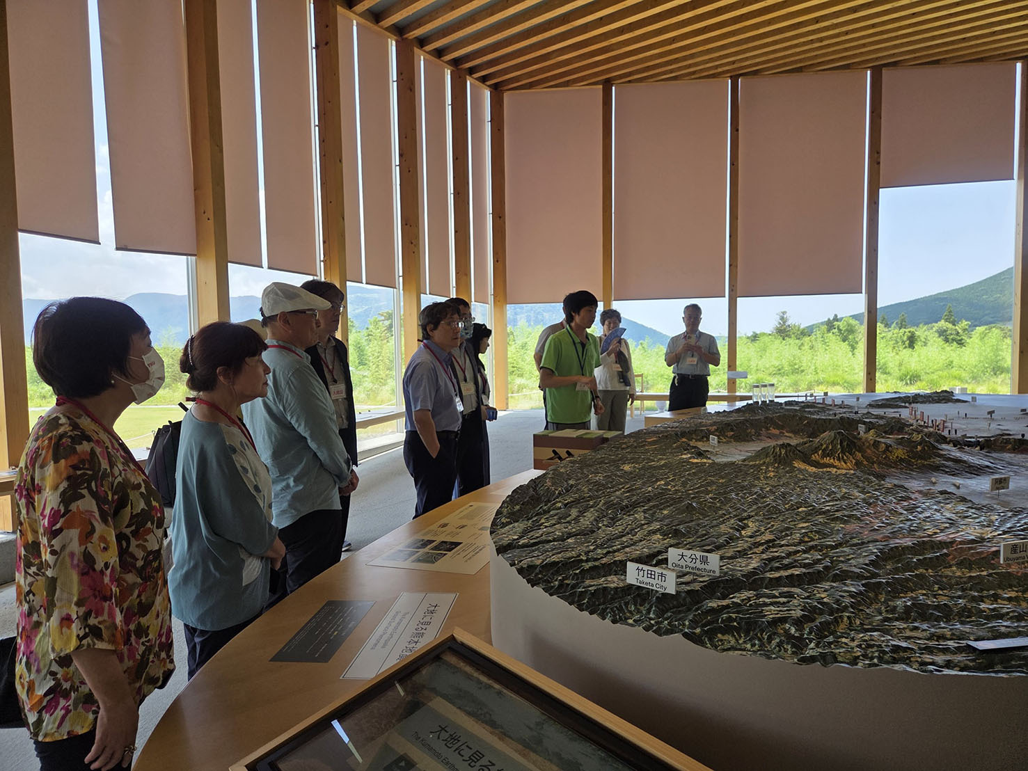 東華大學代表團參觀熊本的KIOKU地震博物館,並聆聽導覽說明