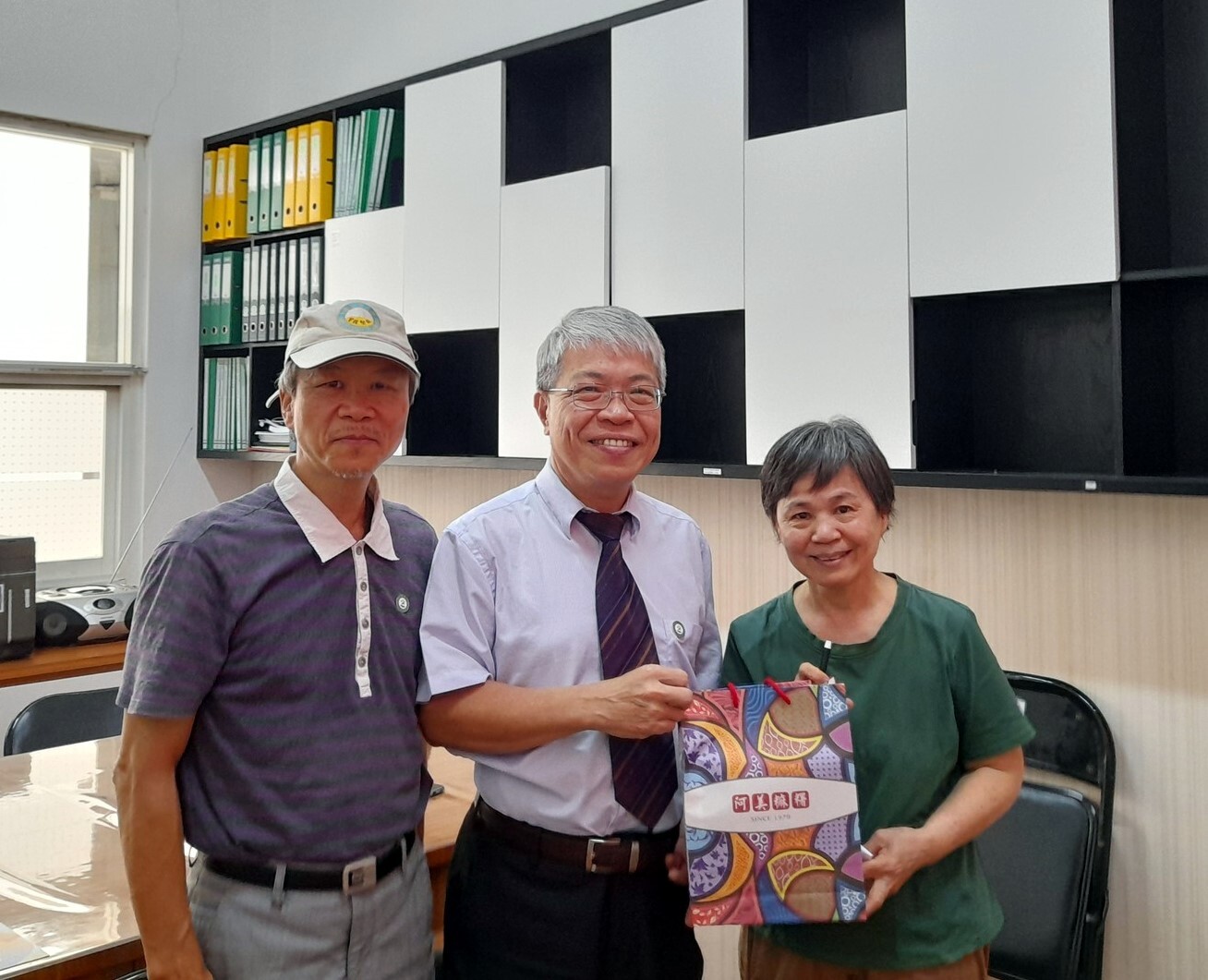 花師潘文福院長致贈拜訪禮物給予泗水臺灣學校教務處黃主任