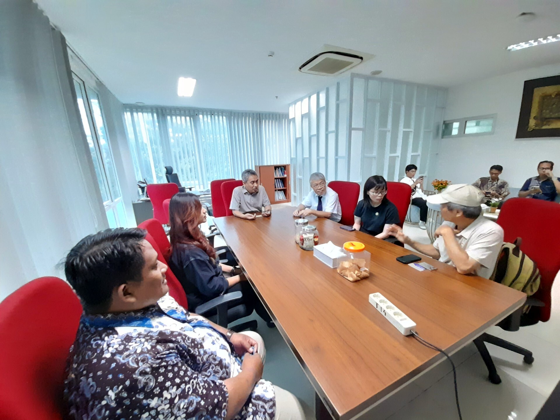 代表團與泗水州立大學藝術學院教授進行學術分享與合作議題交流