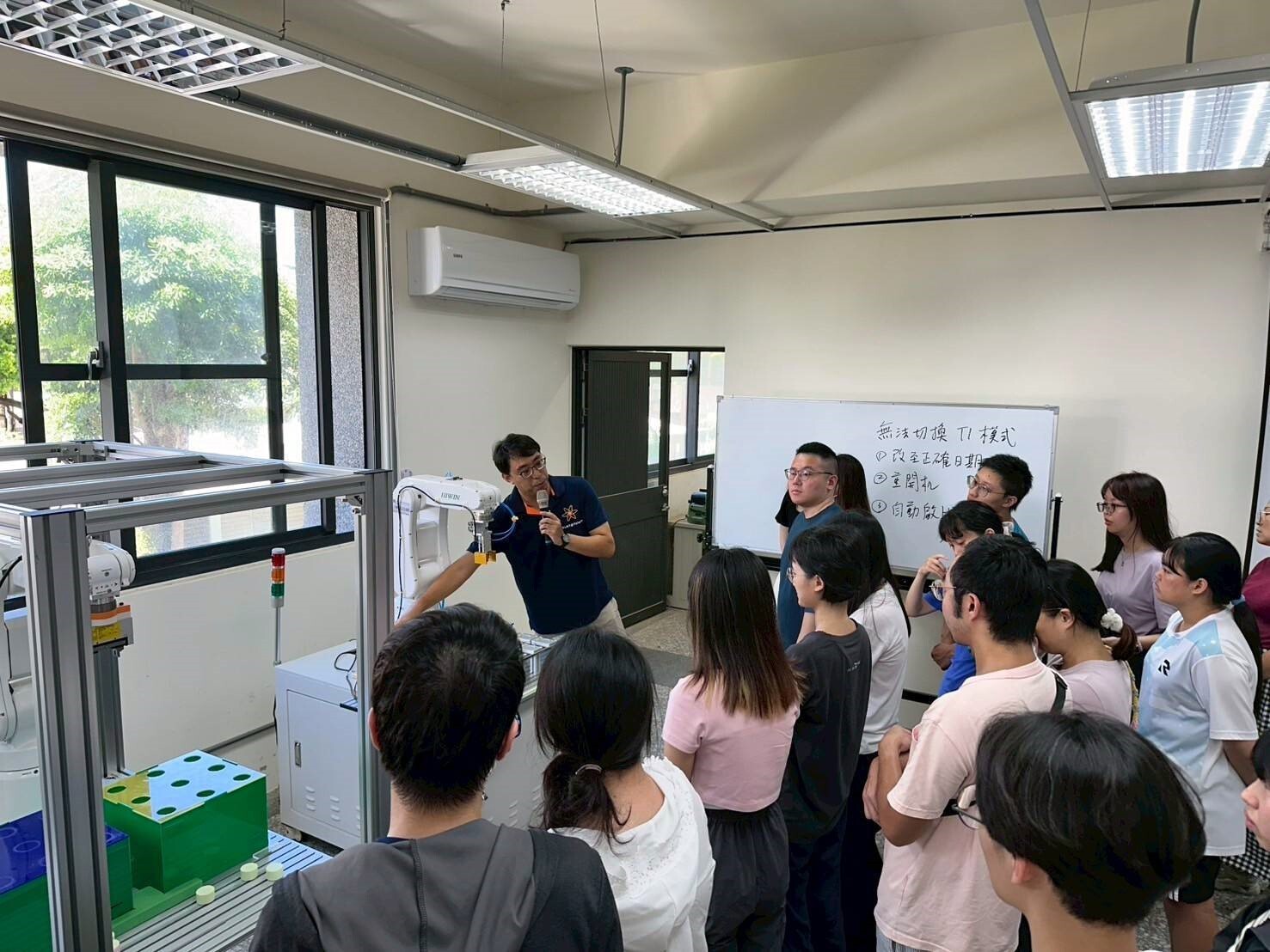 花蓮高工高忠福秘書解說3D列印機使用