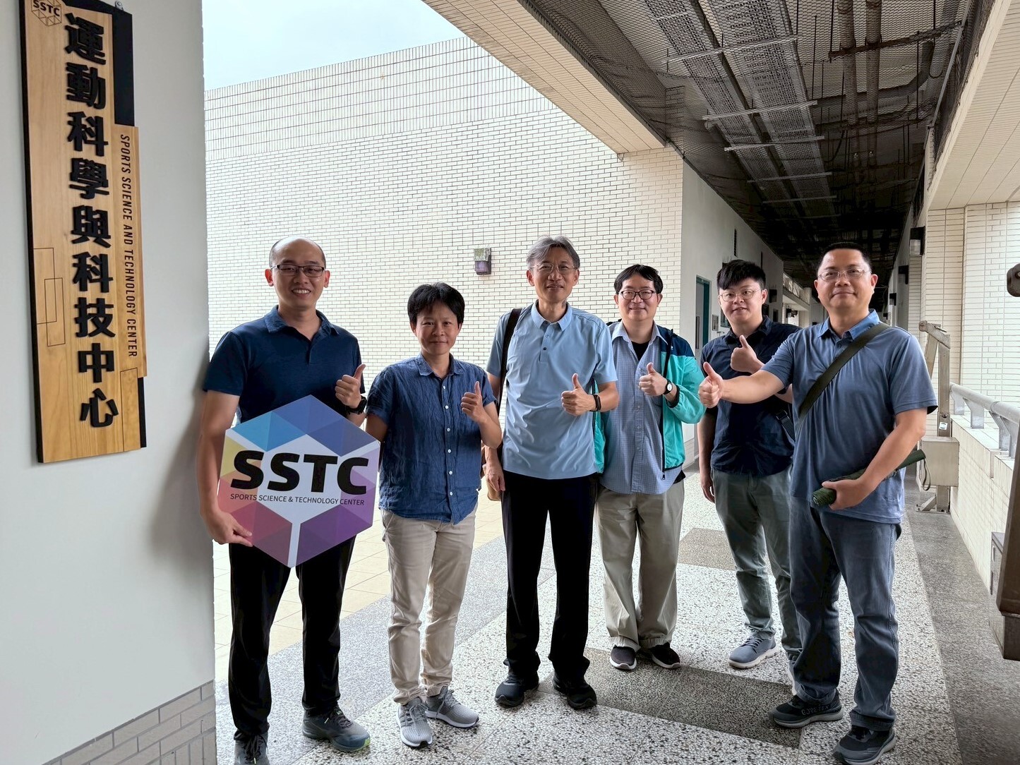 東華大學運動科學與科技中心成員合影