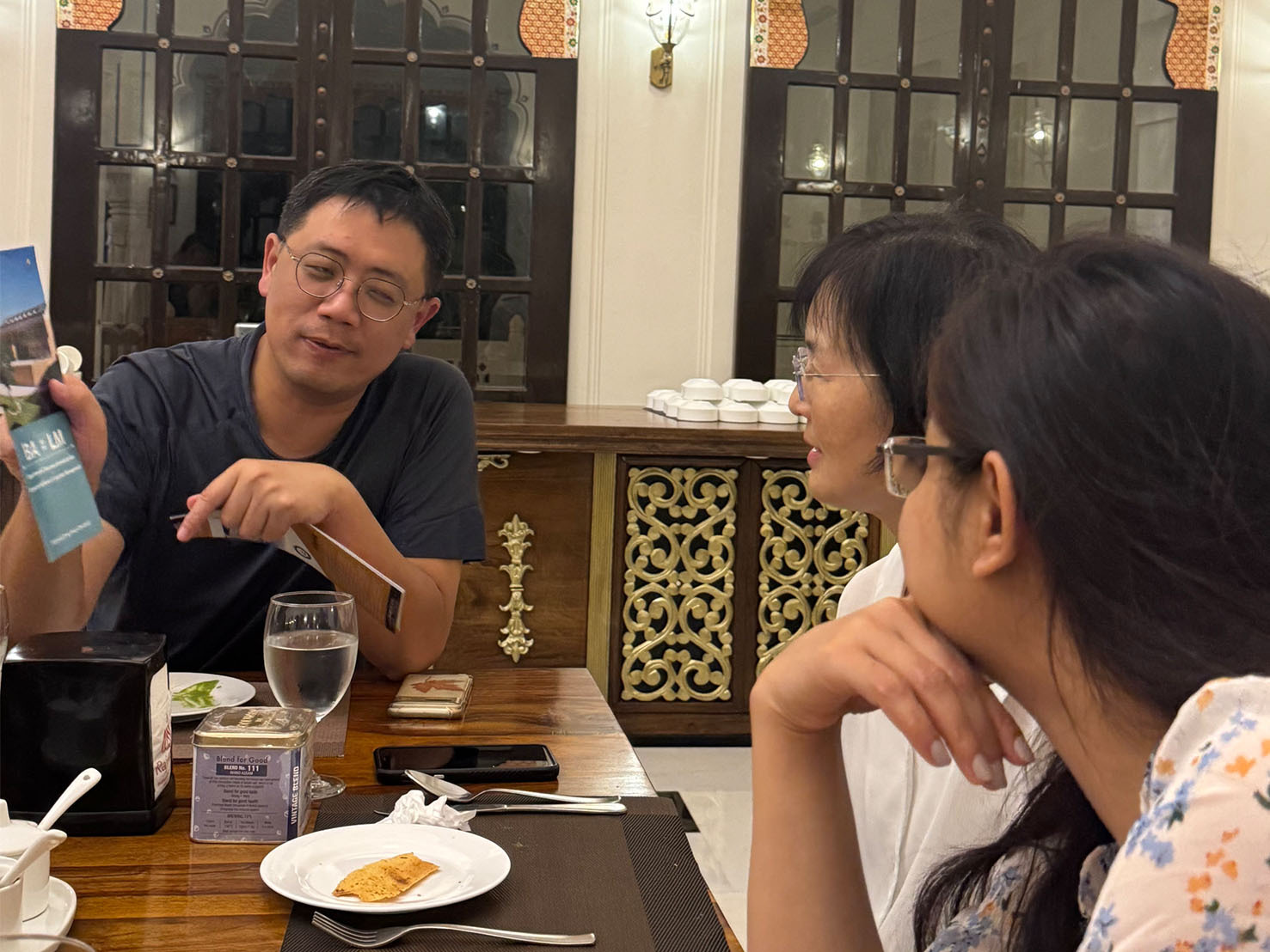 本校陳建男教授向Gogoi教授介紹管理學院