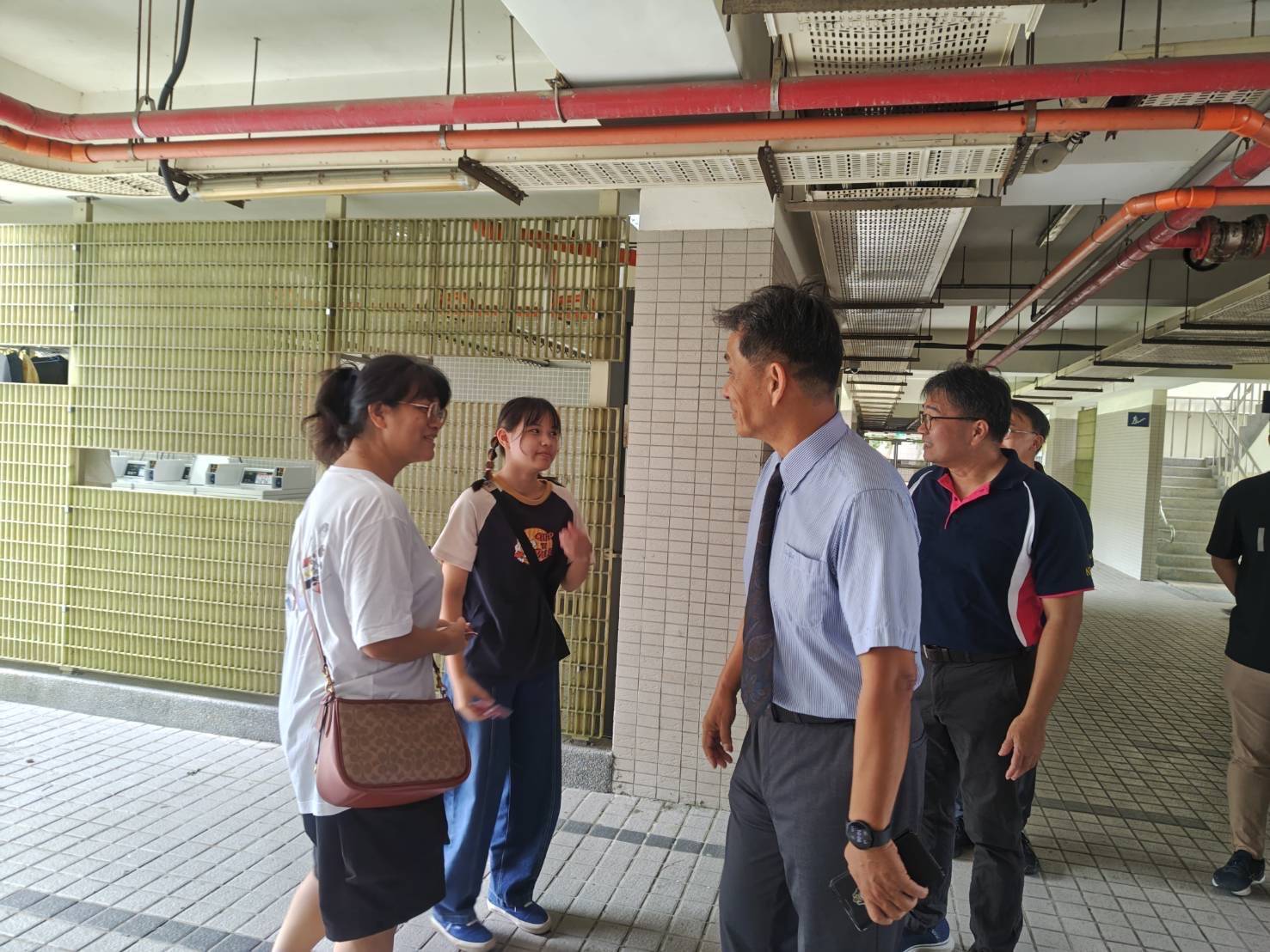 校長走入宿舍迎接新生,勉勵安心展開大學生活