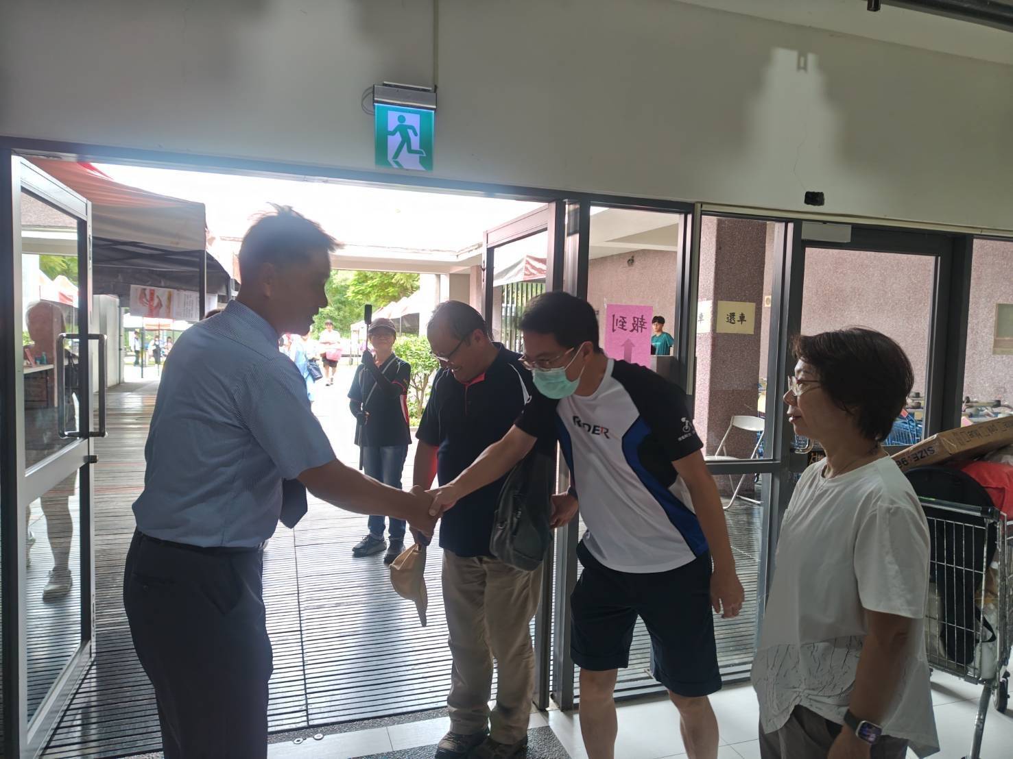 校長與新生家長親切互動熱烈交流
