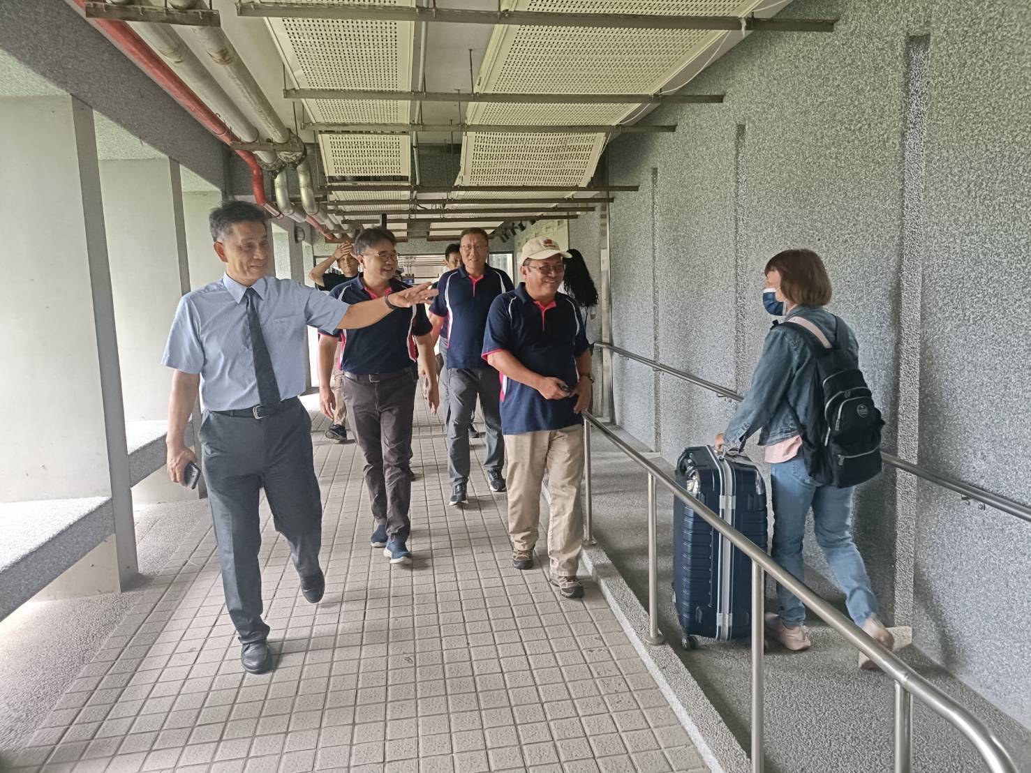 校長聯同學務處人員親切與新生互動