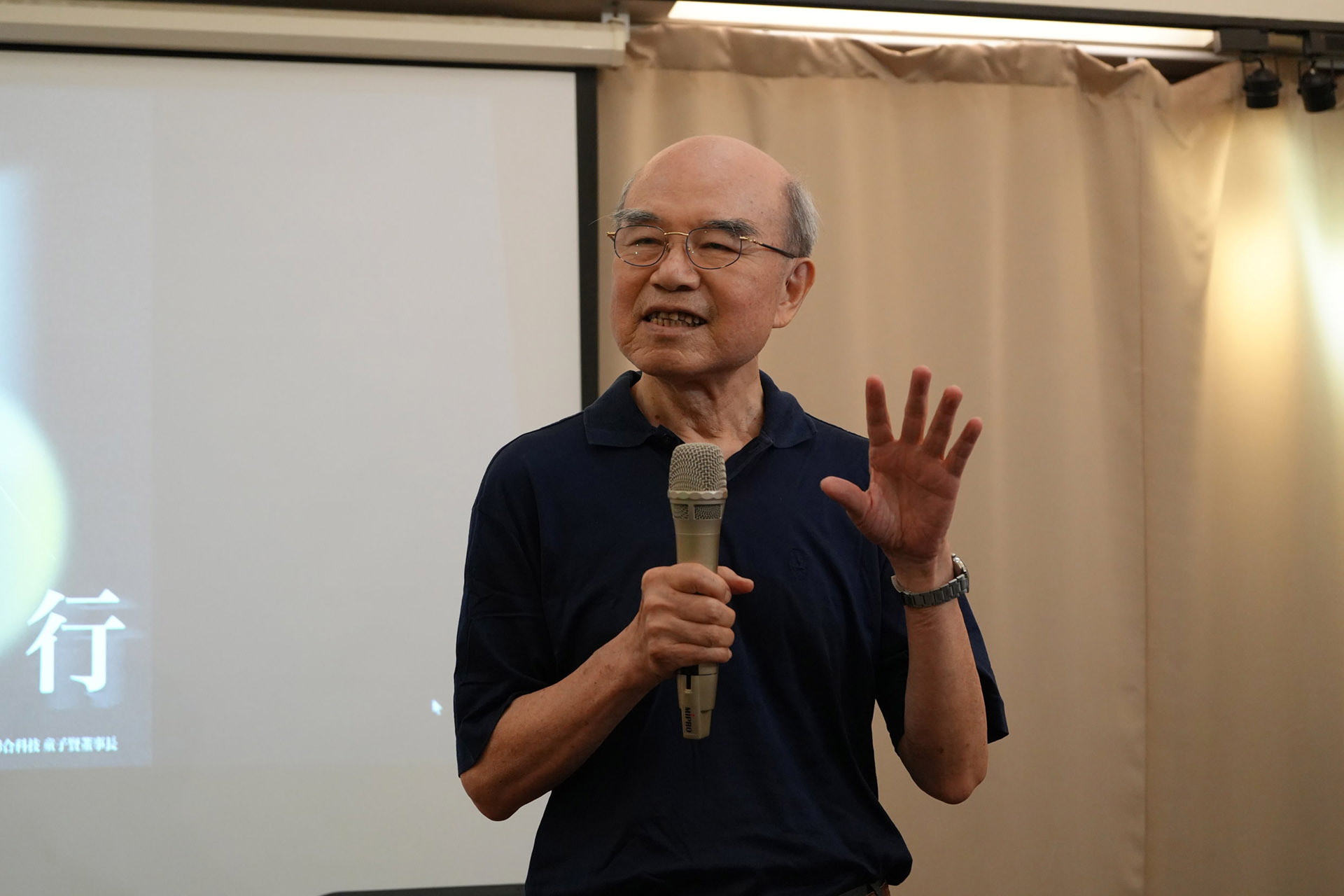 洪範書店負責人葉步榮先生致詞