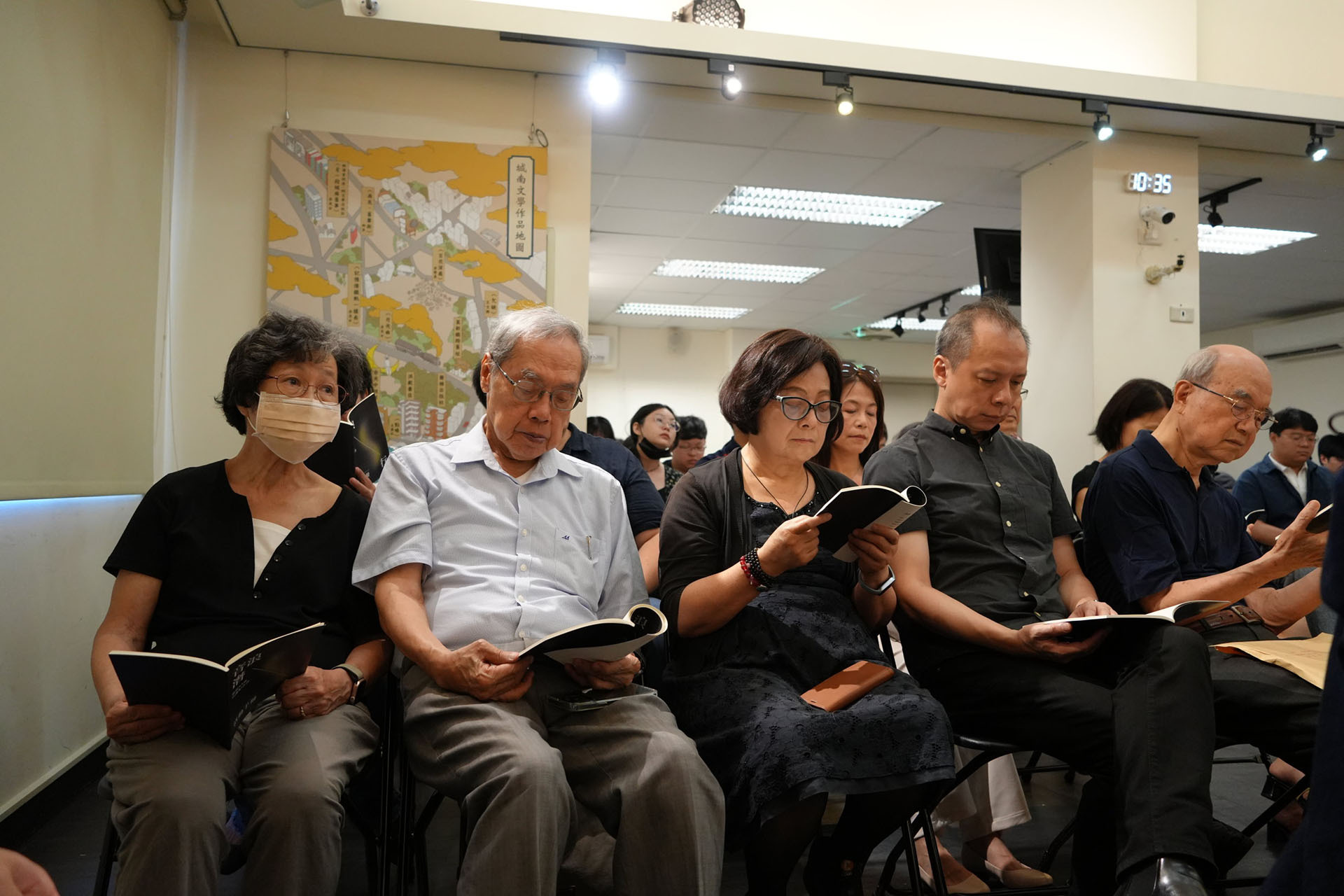 左起:高瑞穗女士、陳芳明教授、封德屏館長、葉雲平主編、葉步榮負責人