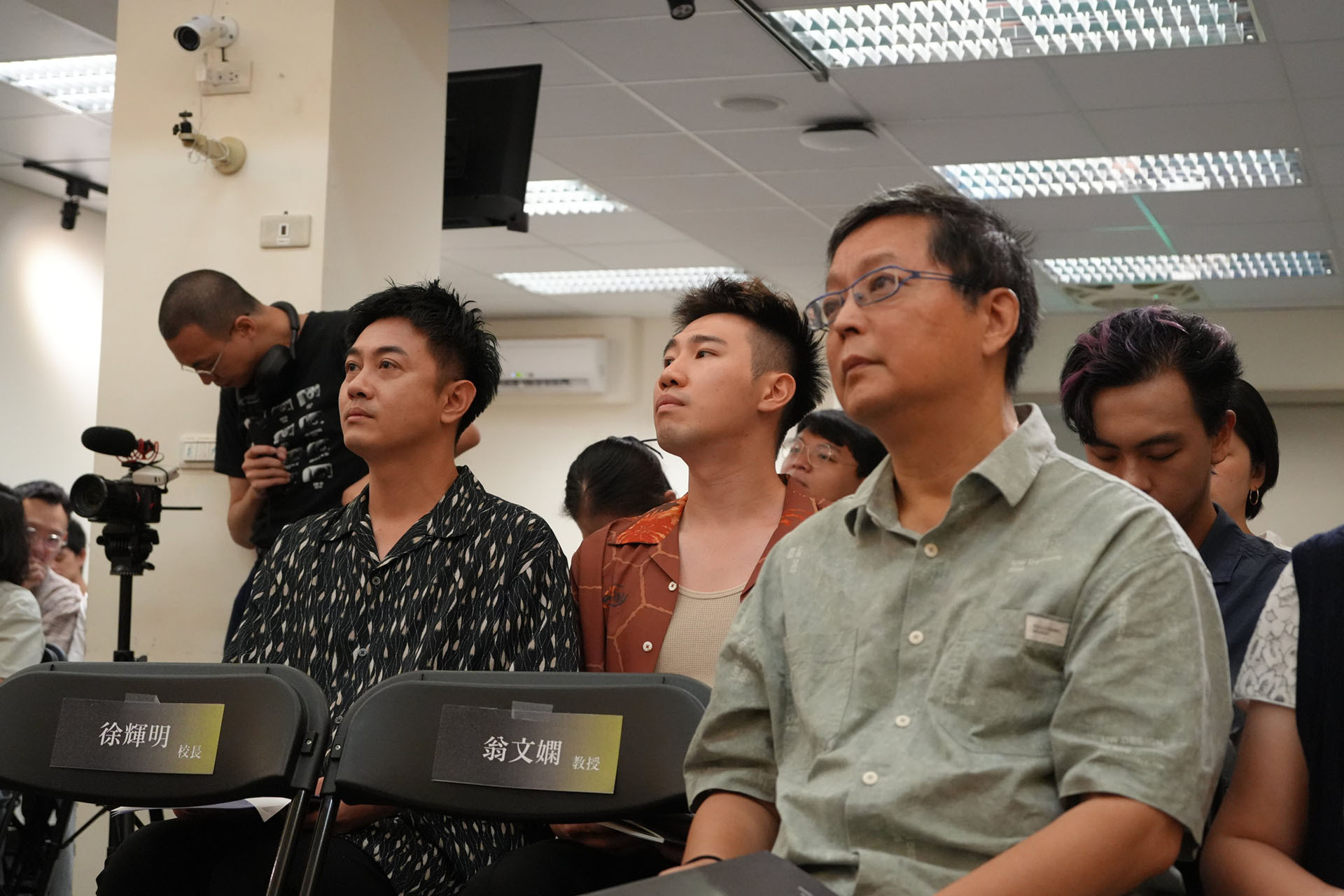 前排:楊小濱教授。後排:馬翊航教授、詩人陳柏煜、詩人陳冠銘