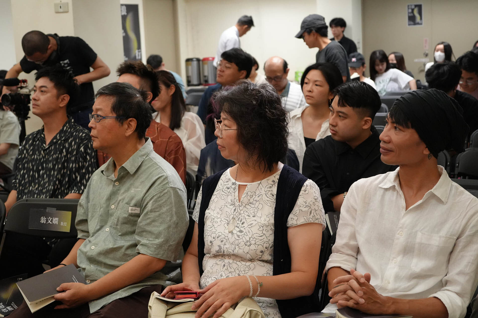 前排左起:楊小濱教授、張寶云教授、任明信老師。後排左起:馬翊航教授、詩人陳柏煜、詩人陳冠銘、詩人沈央