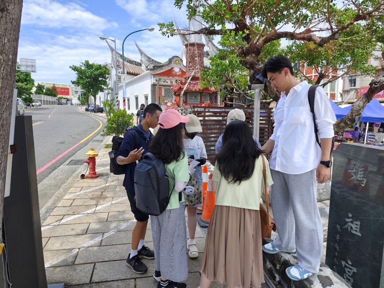 東華大學修課同學們分組進行馬公古城實境解謎深入了解在地歷史