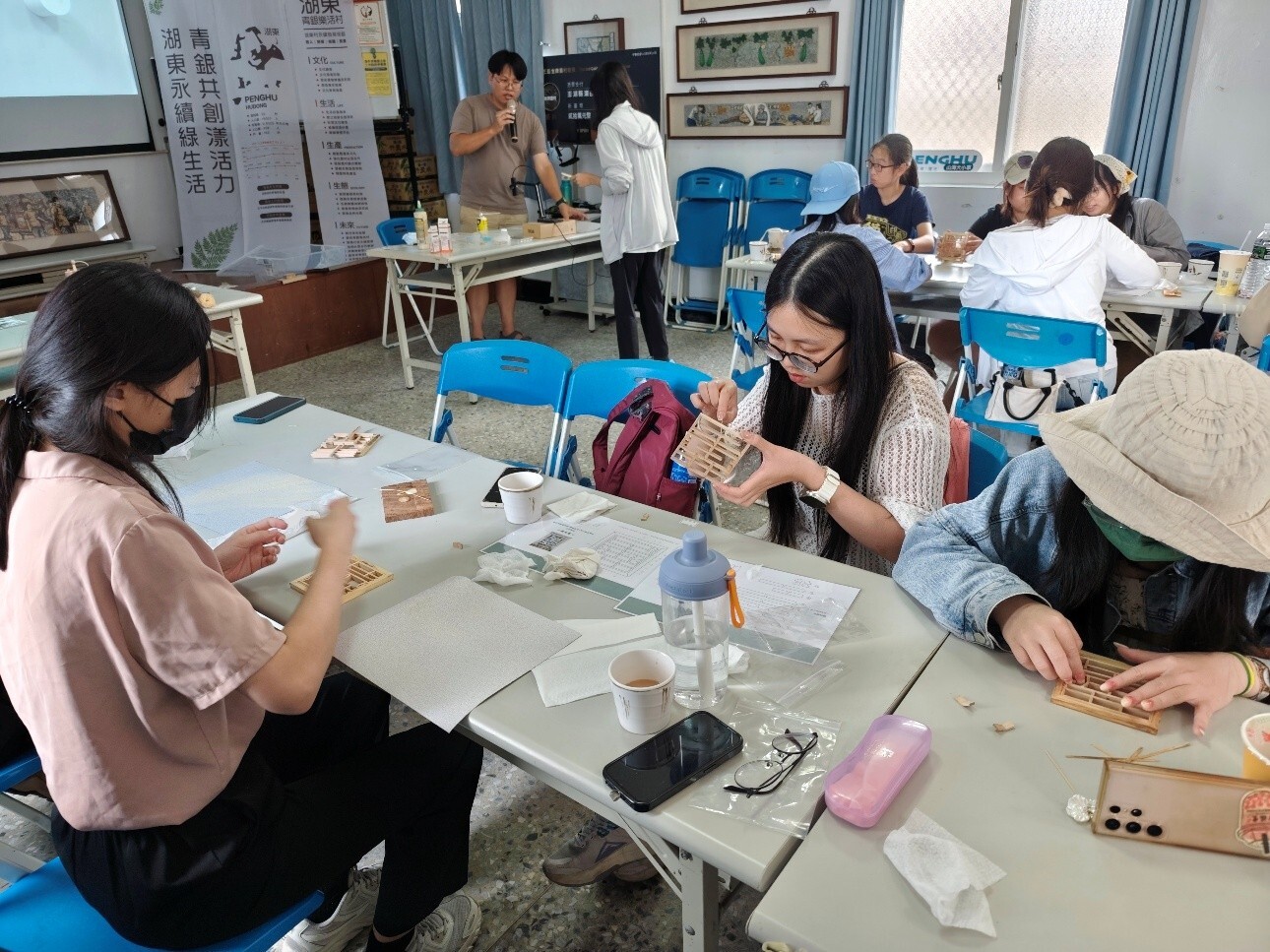 東華大學修課同學與湖西鄉青年壯遊團隊交流並手作銀合歡窗花文創模組體驗