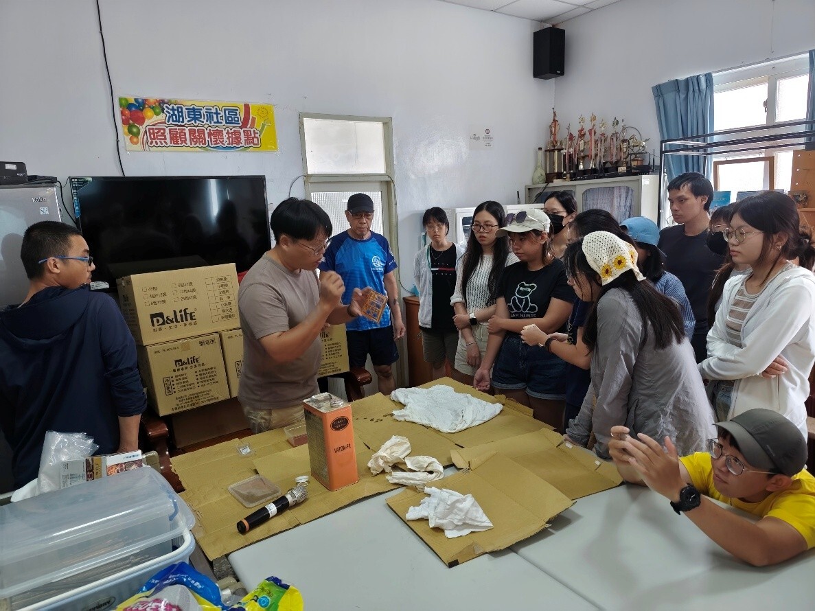 澎湖縣湖西鄉青年團隊仔細講解將危害在地的銀合歡製成文創商品的推動歷程