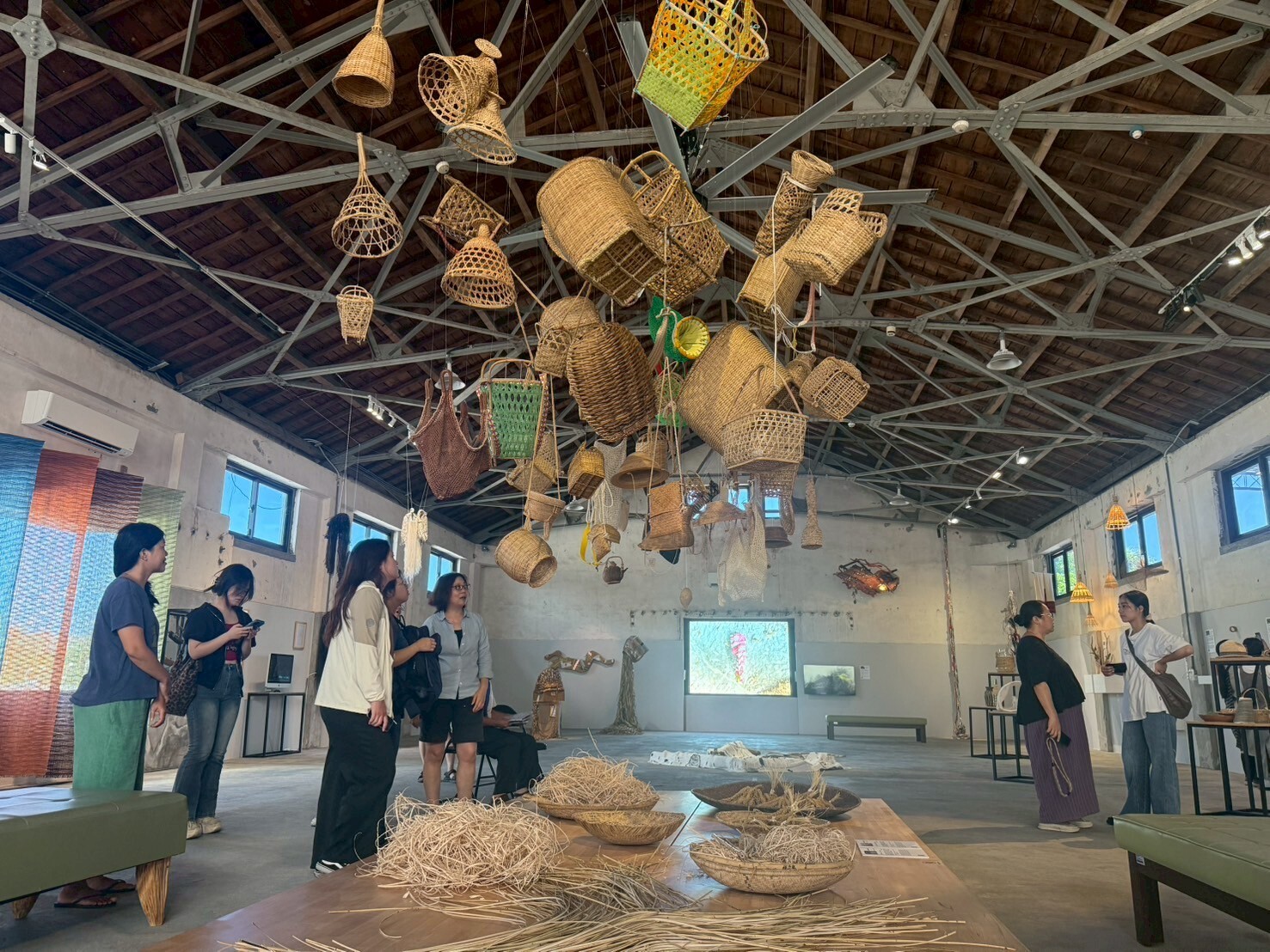 東華大學原資中心王昱心主任介紹展品
