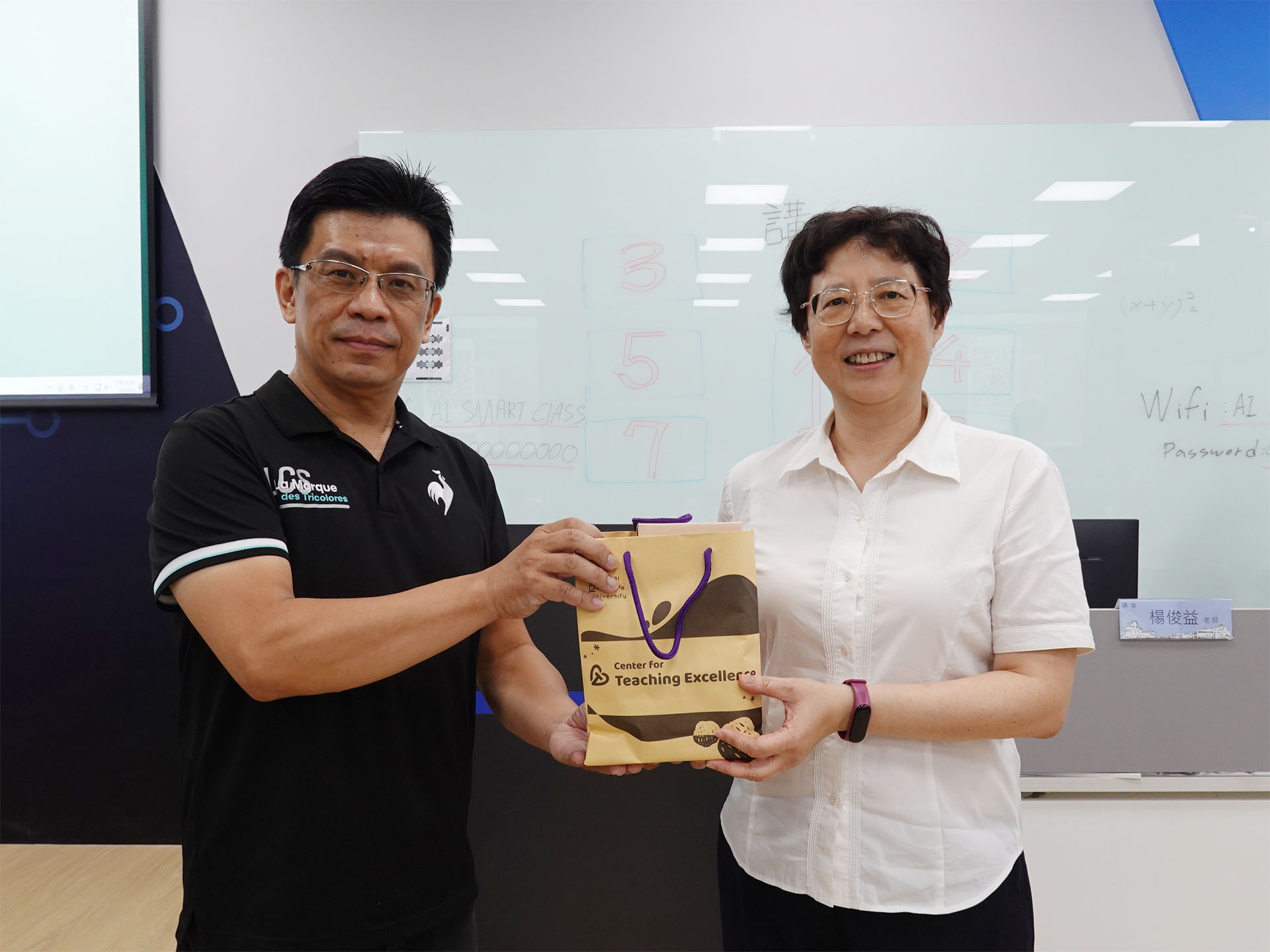 教學卓越中心高台茜中心主任感謝智慧立方有限公司楊俊益資訊長致贈禮物