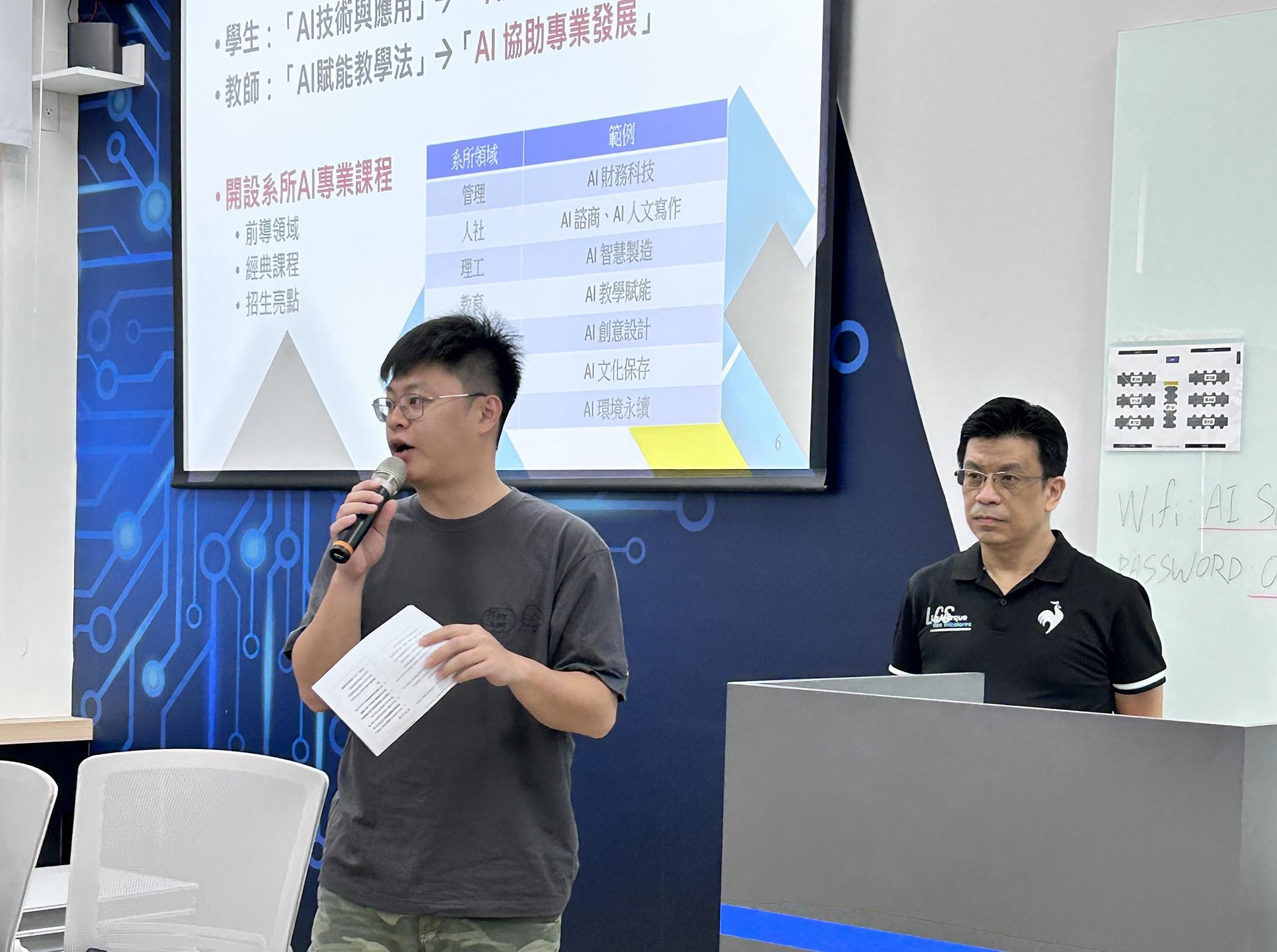 教學卓越中心簡暐哲組長介紹與「益師傅」相識淵源,教學相長受益良多