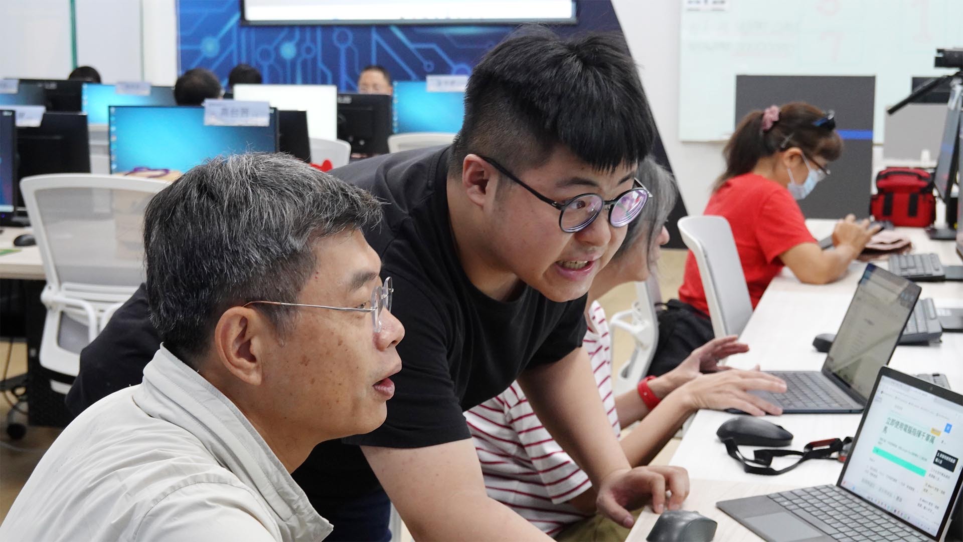 與會教師學員實際演練AI工具,熟悉操作相關功能