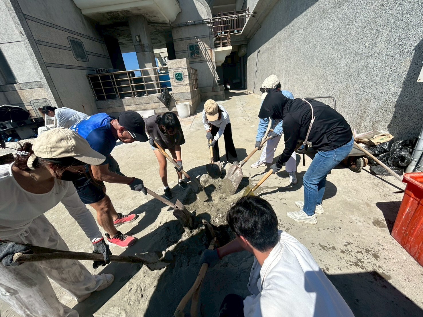 東華大學修課同學們進行瑚移植水泥磚原料混拌之實務操作