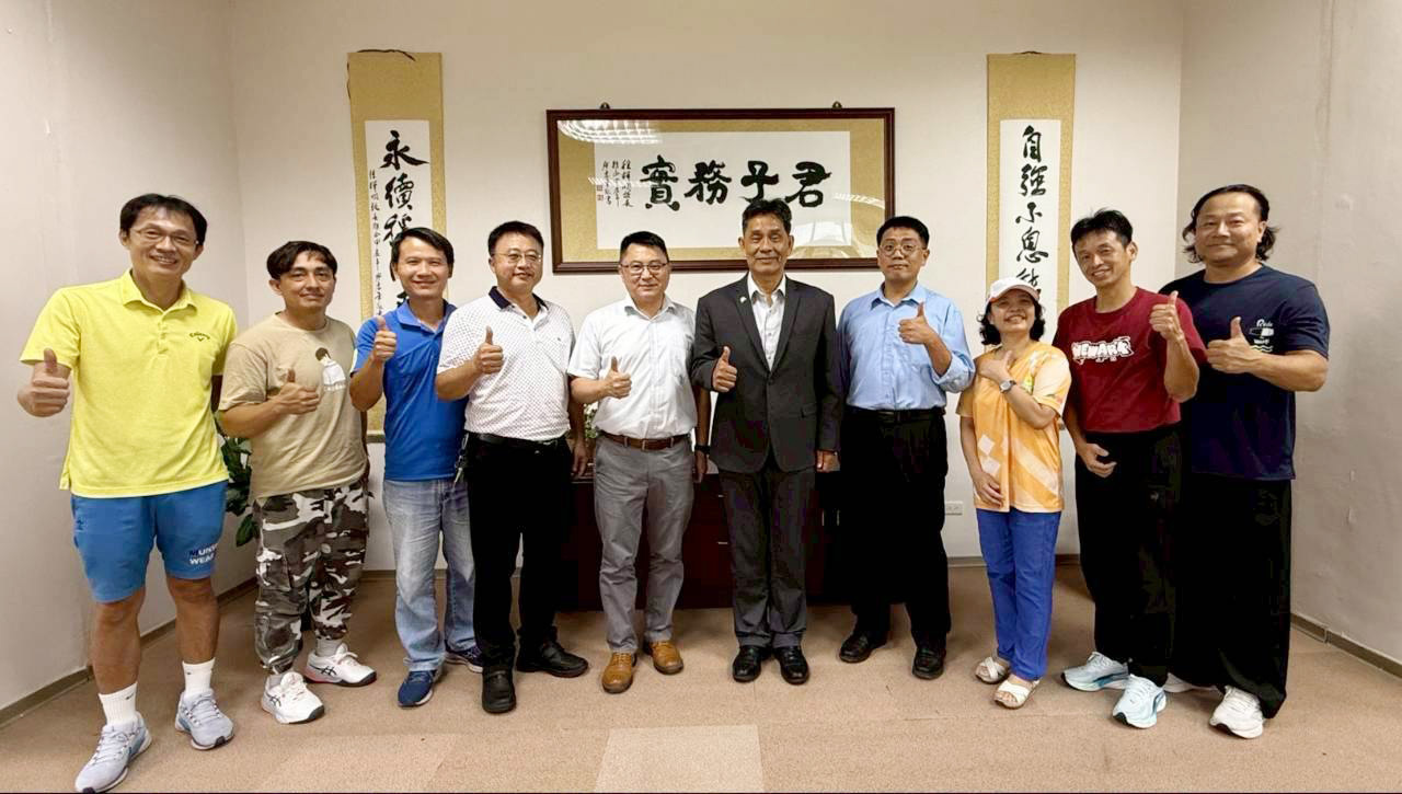 花蓮縣獸醫師公會拜會徐輝明校長合照。獸醫師公會殷宏源理事長(左5)、陳奕成理事(左3)、謝明宗總幹事(左2)花蓮縣政府動植物防疫所周黃得榮所長(左4)東華大學徐輝明校長(右5)、洄瀾學院楊昌斌副院長(左1)、林國華組長(右2)、陳孝夫組長(右1)、企管系陳建男主任(右4)、永續發展中心陳筱華組長(右3)