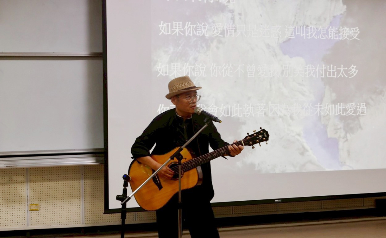 講者以一把木吉他為同學們帶來一首自彈自唱曲目〈如果你說〉