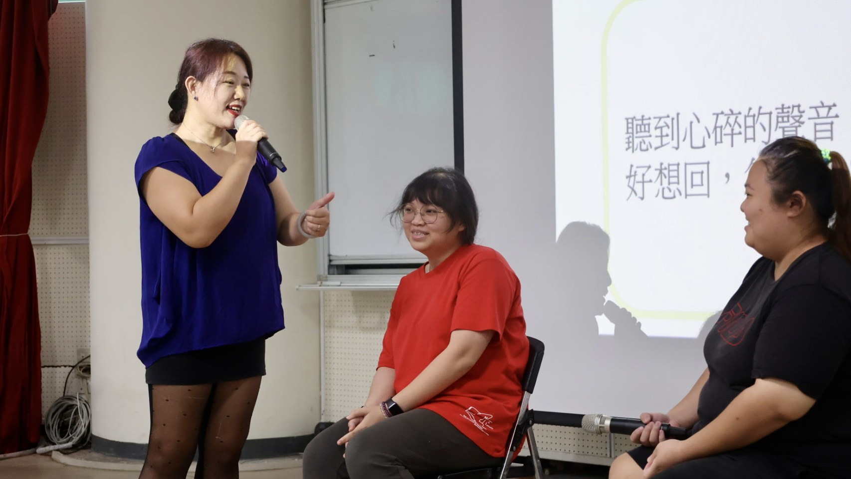 講者以實際的小遊戲帶領同學了解人際互動的關鍵:老師邀請同學們與鄰座的朋友相互面對面,一起做出十三個微笑,為本次演講開場