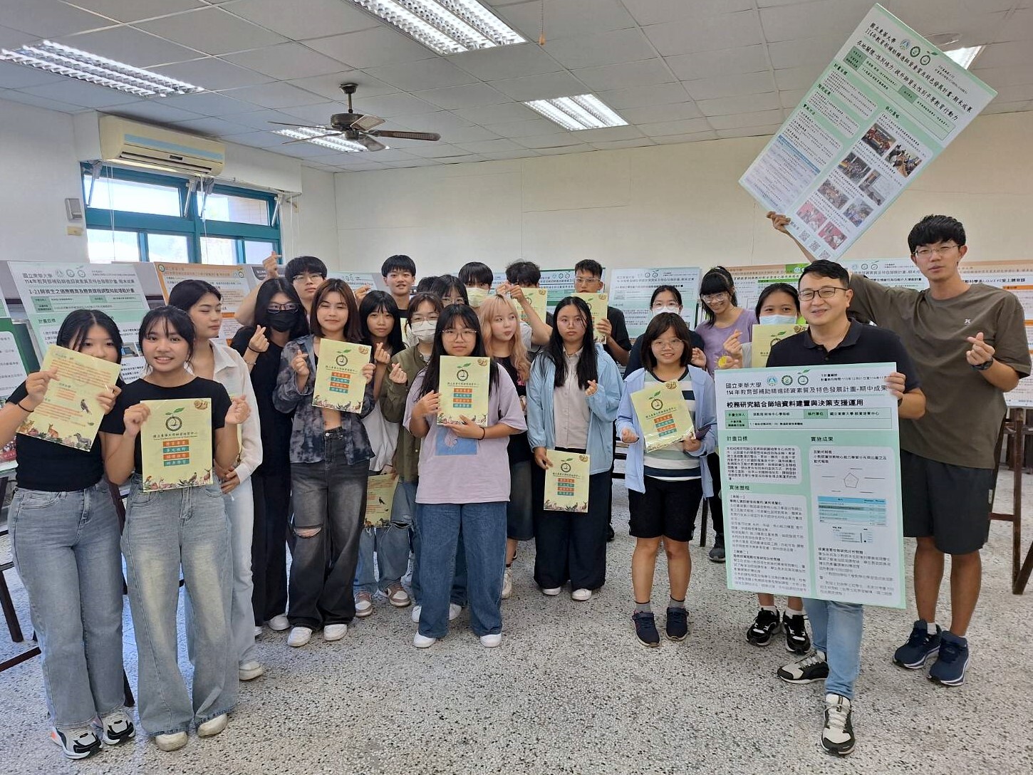 《精進師資素質、特色發展及師培USR》計畫114年度成果線上發表會現場人員大合照