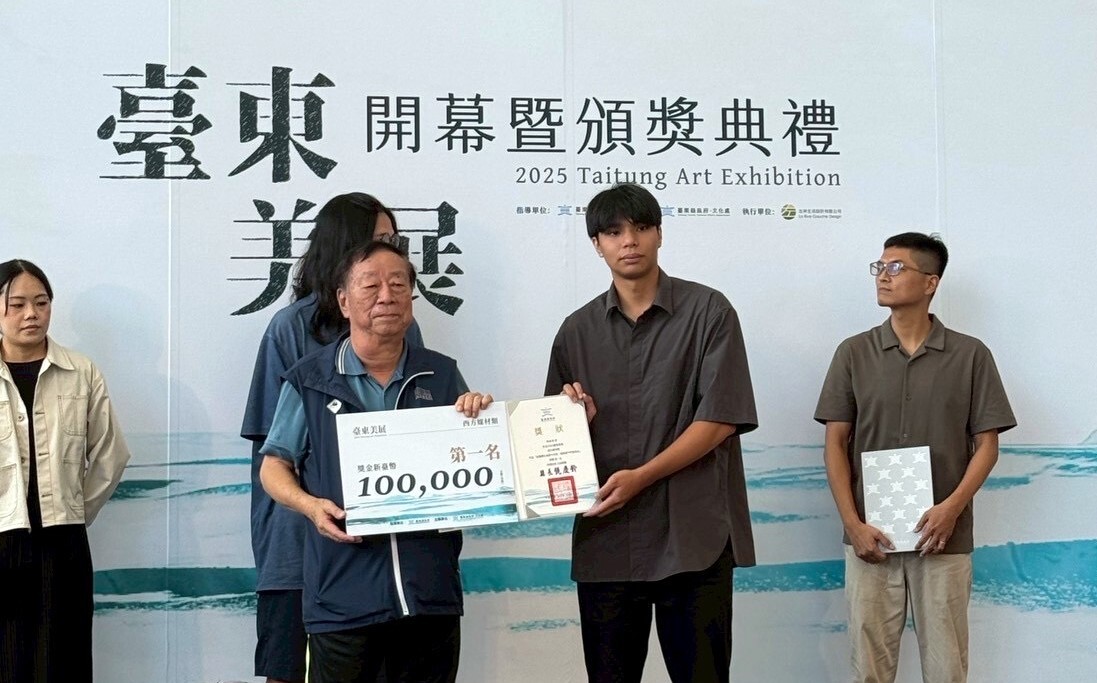 林佑愷榮獲西方媒材類首獎,獲頒10萬元獎金
