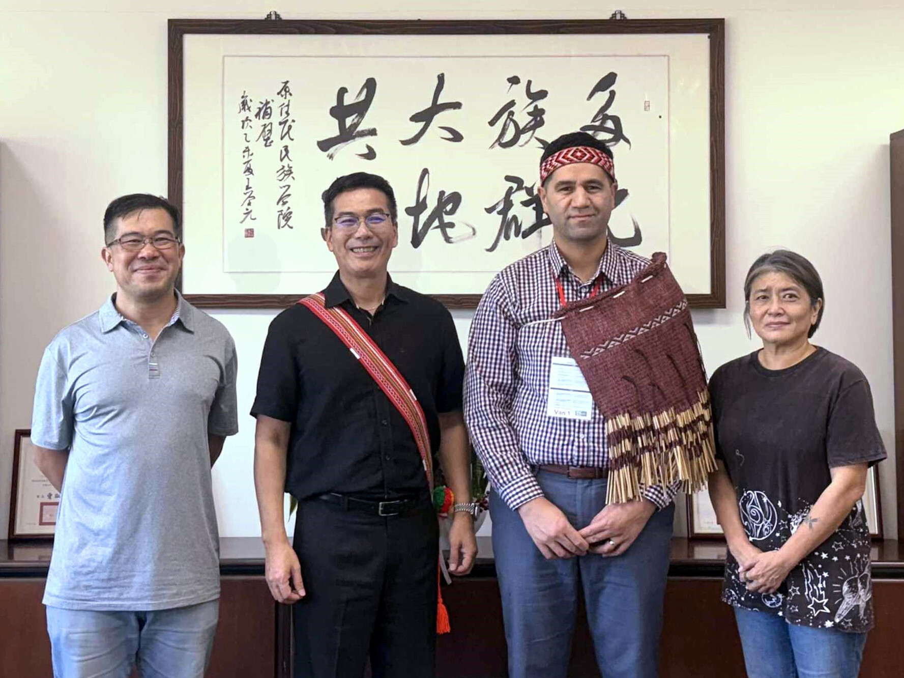 Our university colleagues warmly welcomed Ben Matthews, a New Zealand expert in Māori economy and culture. (From left: Director Yi-Tze LEE, Vice President Chung-Shan SHIH, guest speaker Ben Matthews, and Director Bavaragh Dagalomai Jolan HSIEH)