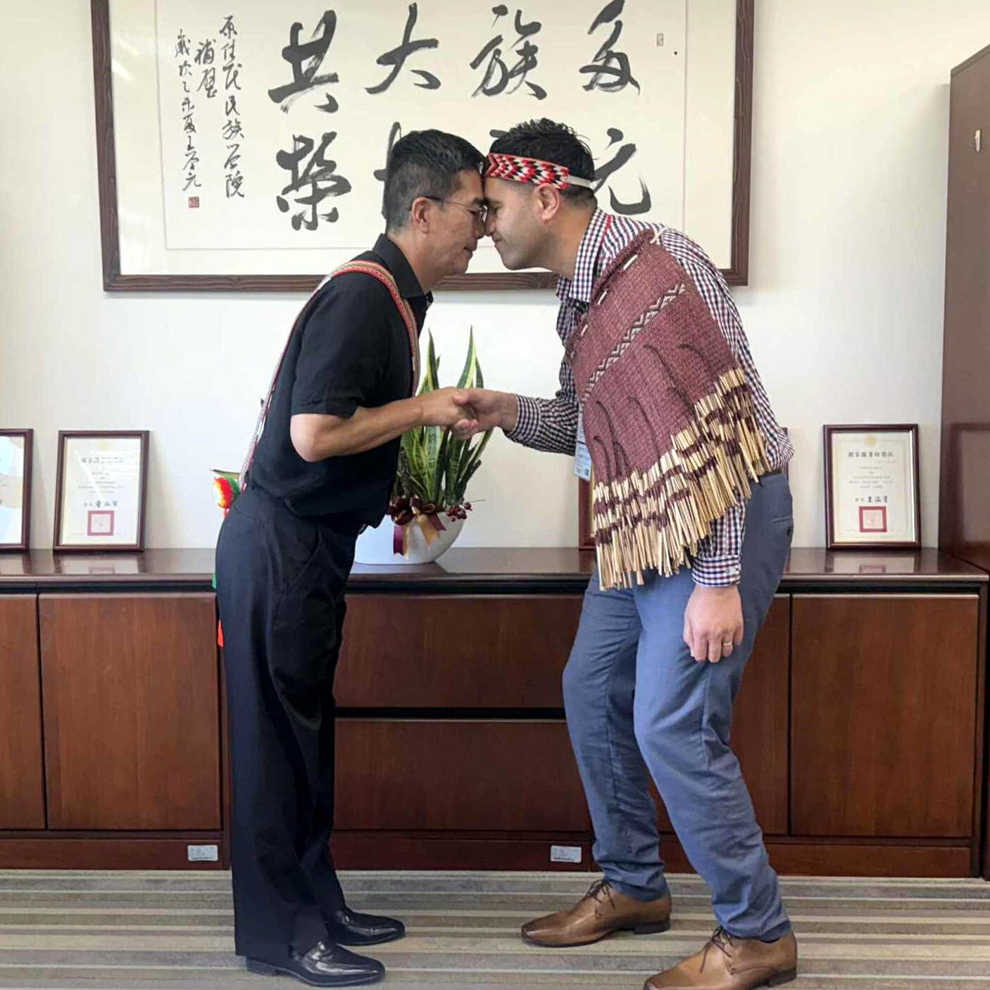 Speaker Ben Matthews and Vice President Chung-Shan Shih greeted each other with the traditional Māori hongi nose press