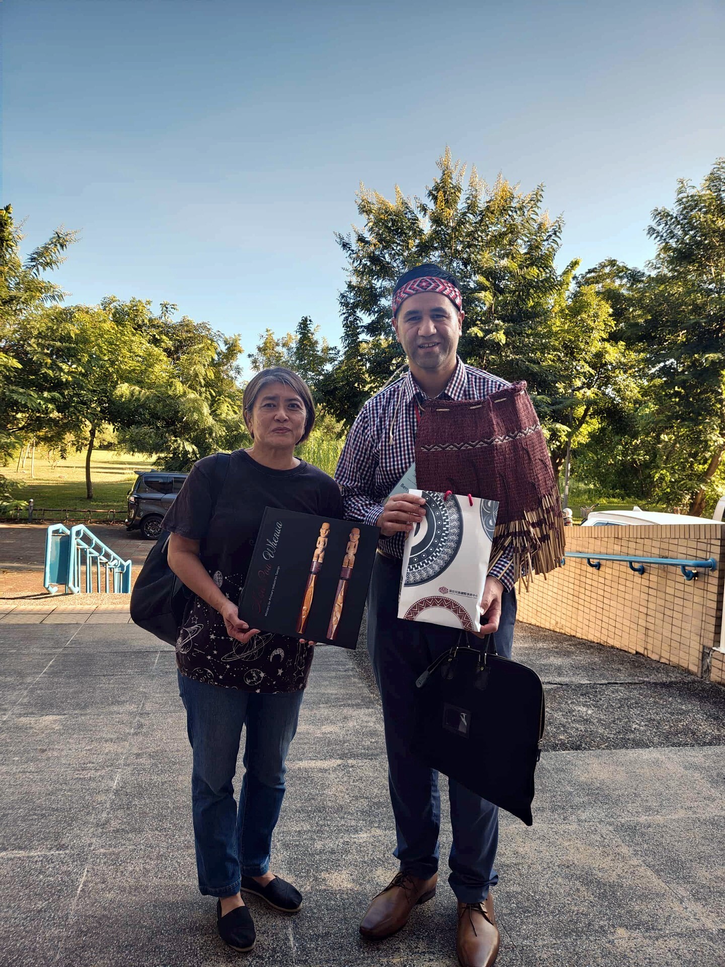 Speaker Mr. Ben Matthews(right) and Dr. Jolan Hsieh (Bavaragh Dagalomai)(left) , Director of the Center for International Indigenous Affairs, exchanged gifts and took a group photo