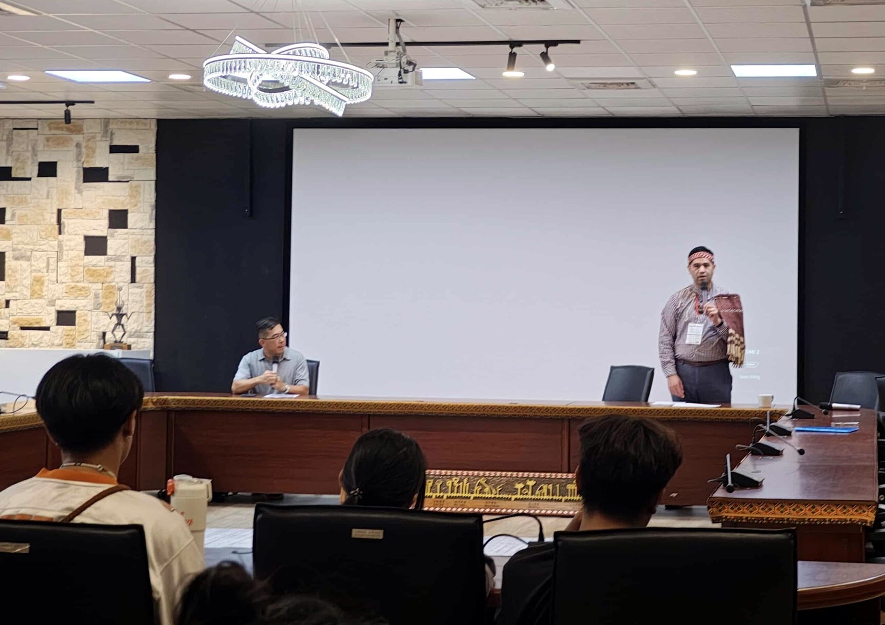 Speaker Mr. Ben Matthews (right) delivered a lecture on Māori food sovereignty to the faculty and students of National Dong Hwa University, with Dr. Yi-Tze Lee (left), Chair of the Department of Ethnic Relations and Cultures, serving as the moderator