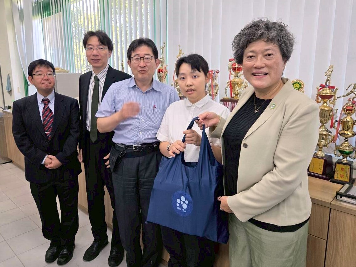 國際處蘇處長與日本代表團成員合照
