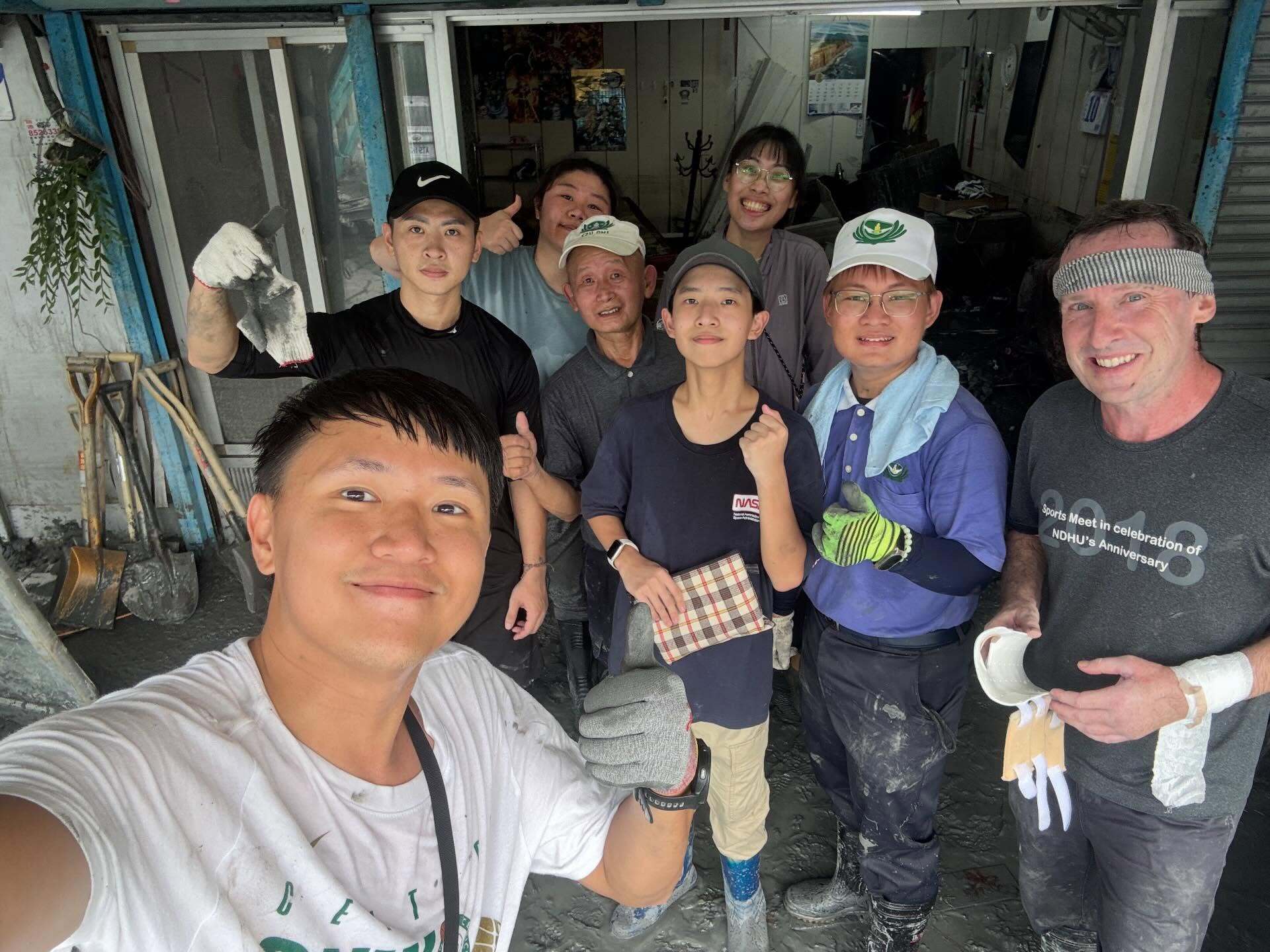 東華大學加拿大籍JASON GRENIER(吳仙風)於光復救災與隊友合照(圖片下載自社群媒體Threads)