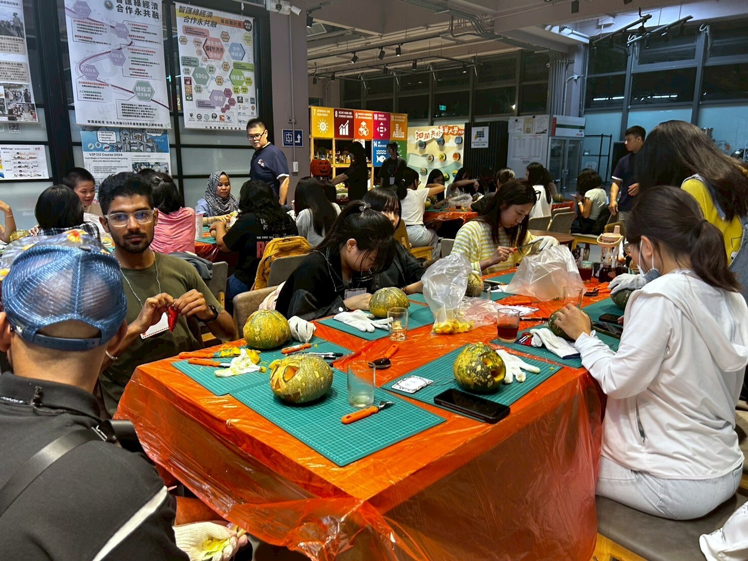 同學動手實作,展現創意與節慶氛圍
