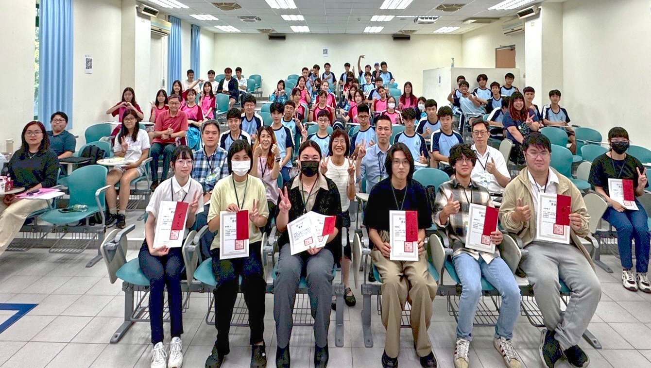 2025年全國三分鐘生科論文口說競賽東區初賽於國立東華大學舉行,七位優勝學生與評審委員、師長及觀眾合影。