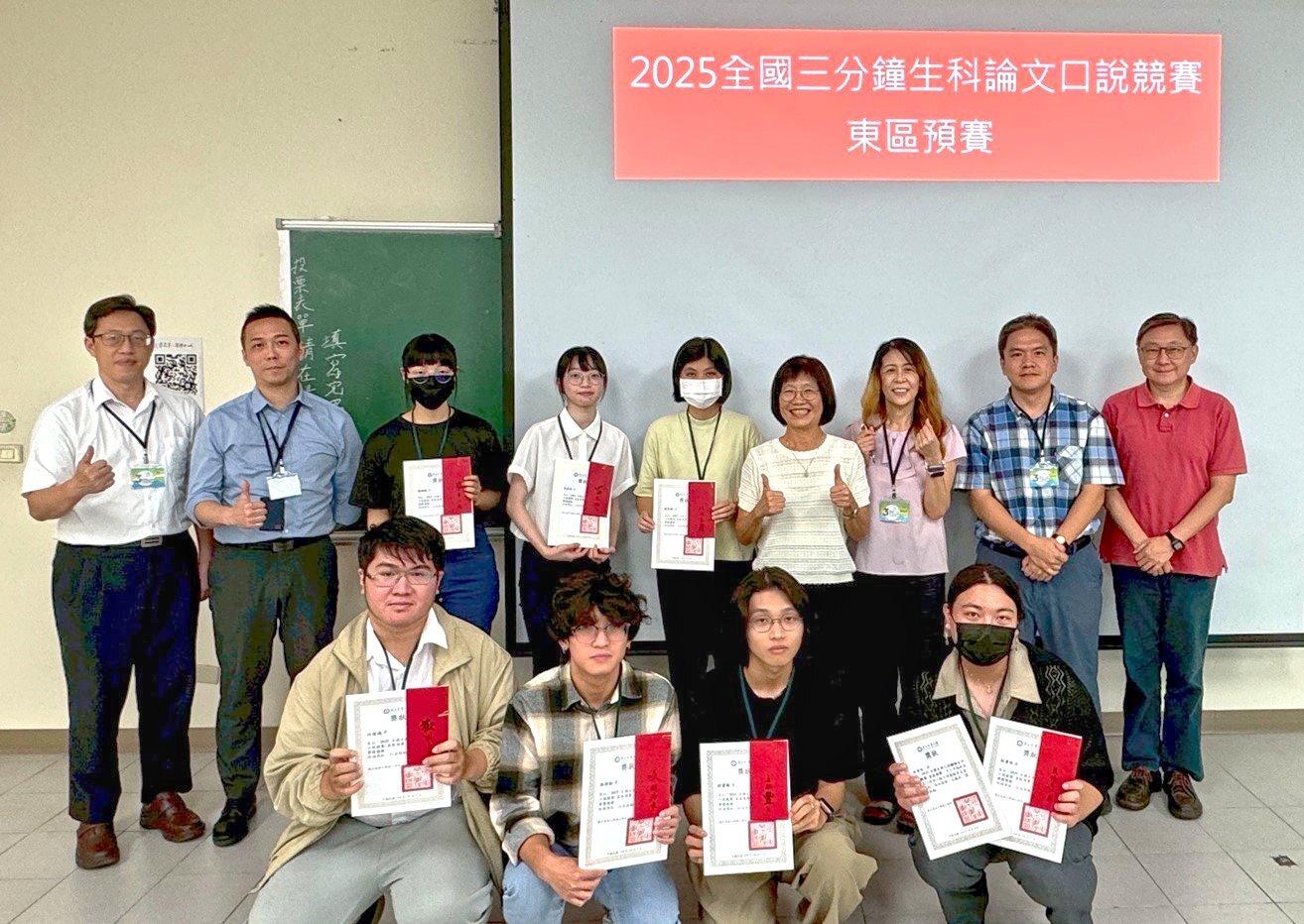 七位優勝學生與評審委員及師長們合影。