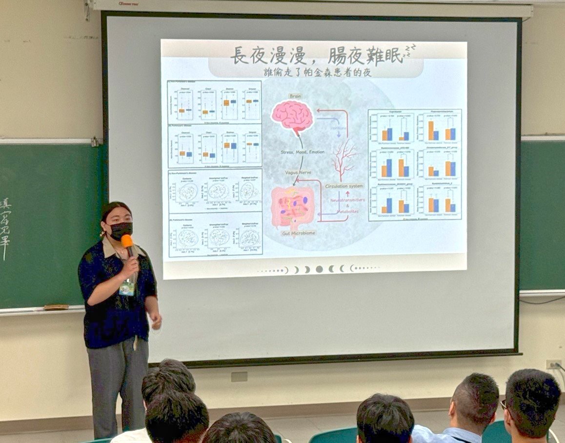 東華大學生化暨分子醫學科學系大三學生林重佑,以〈長夜漫漫,腸夜難眠〉獲選為最佳人氣獎。