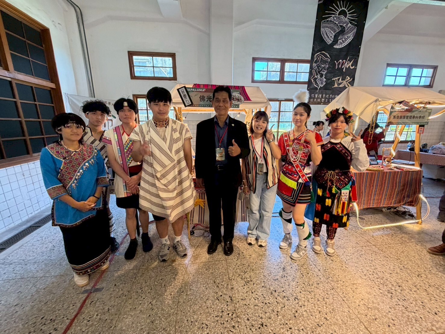 徐校長與參展之同學合照