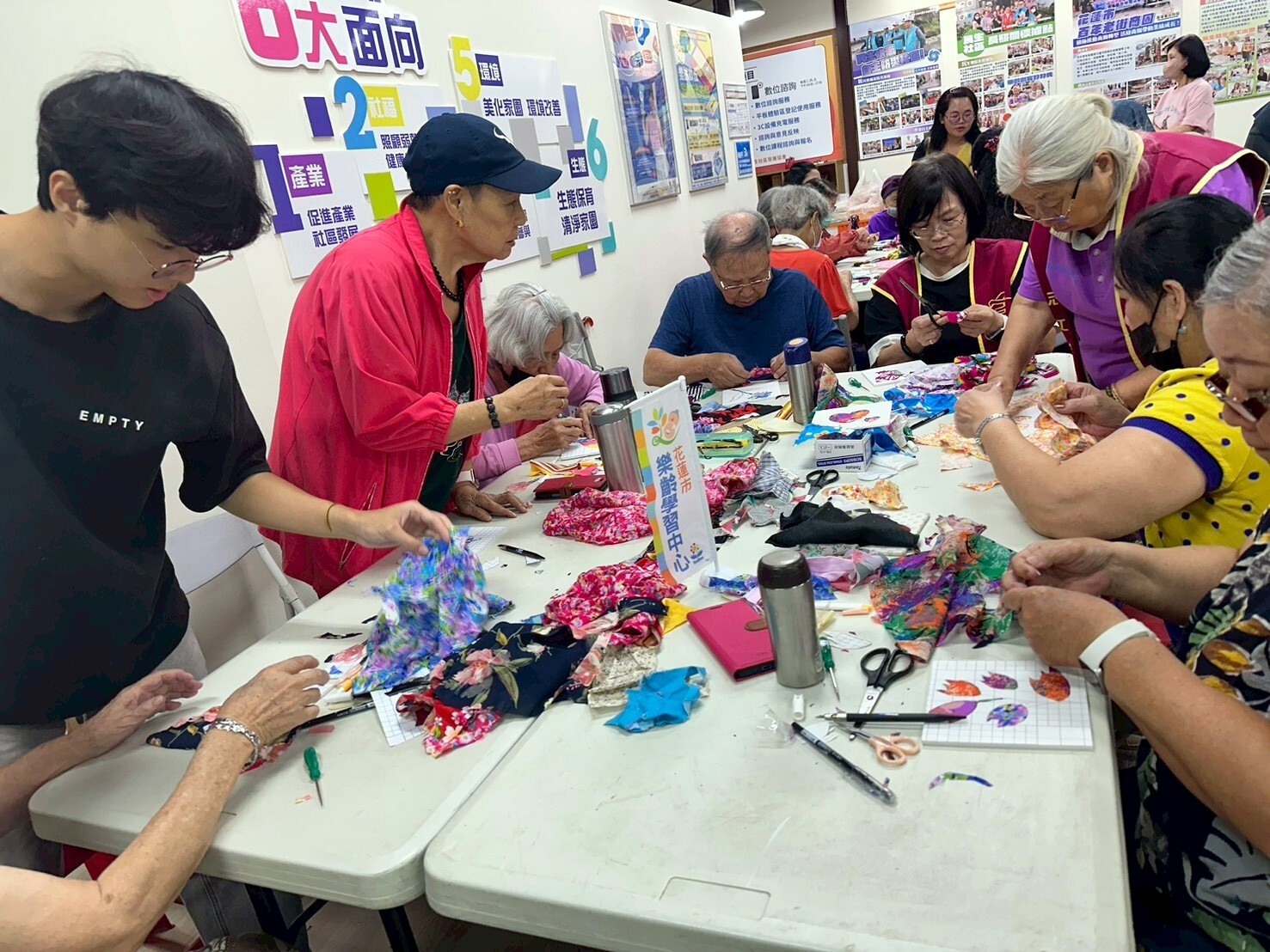 東華大學學生擔任助教陪伴樂齡者一同創作