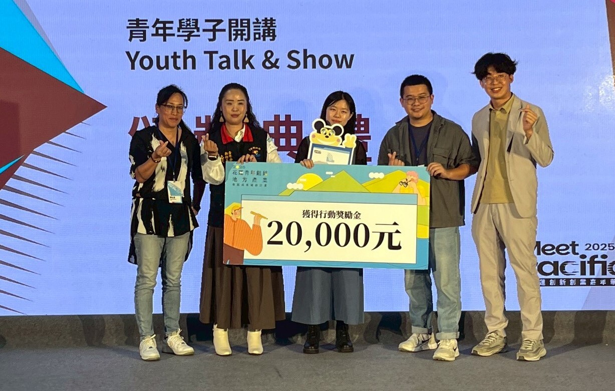 「感拾錄Sense Garden」江明芮同學上台受獎