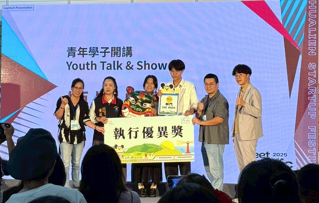 「獅門sai mén」黃家萱與劉定豊同學接受頒獎
