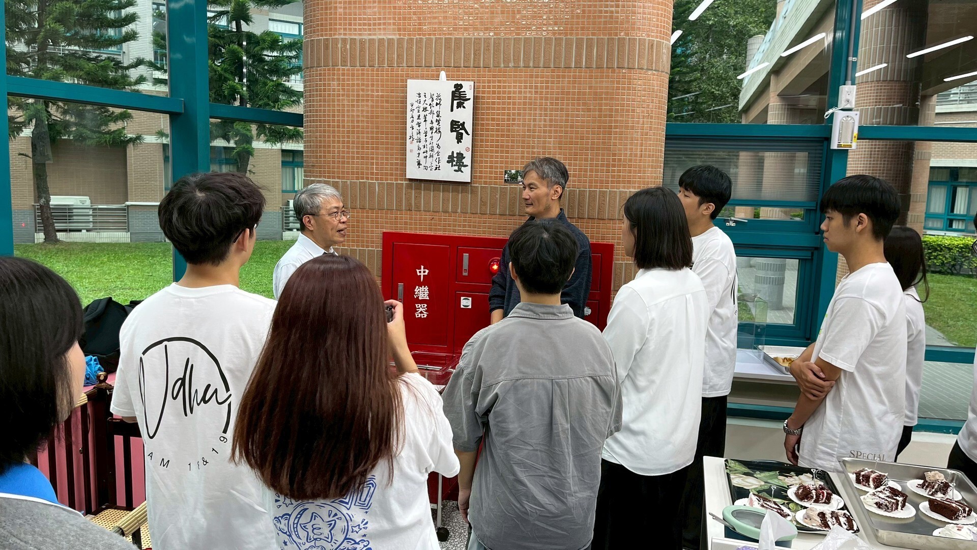 潘文福院長介紹方立權老師捐贈並展示於集賢聚會所的作品