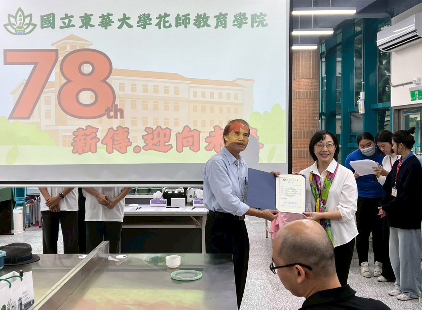 113學年度校級優良導師陳慧華教授(頒獎者洪清一教授授為花師前院長,去年退休後仍繼續深耕教育,也是光復災區重建的鏟子超人之一)