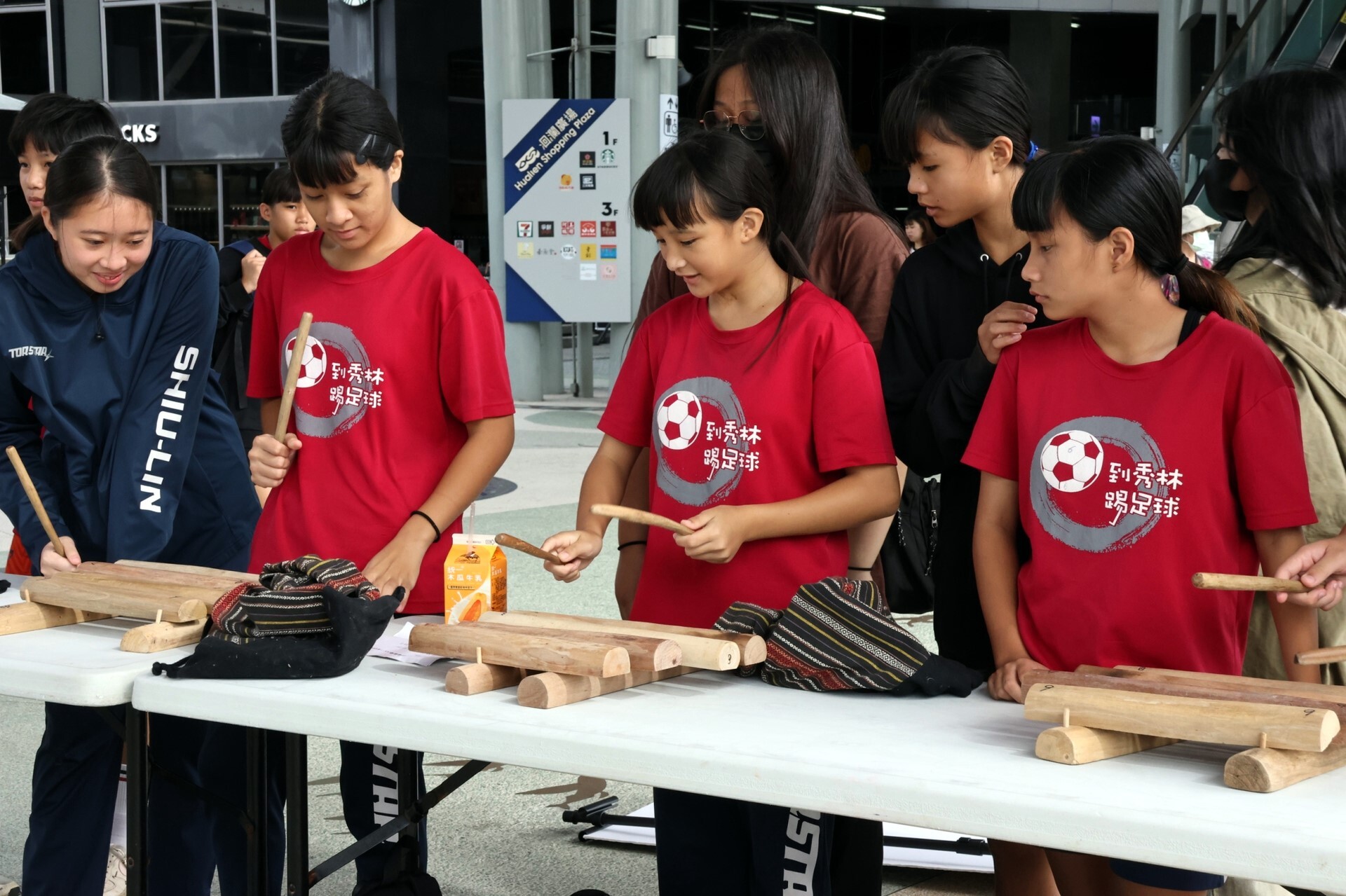 秀林國中「五音俱全」帶大家認識聲音的要素,並體驗太魯閣族傳統木琴